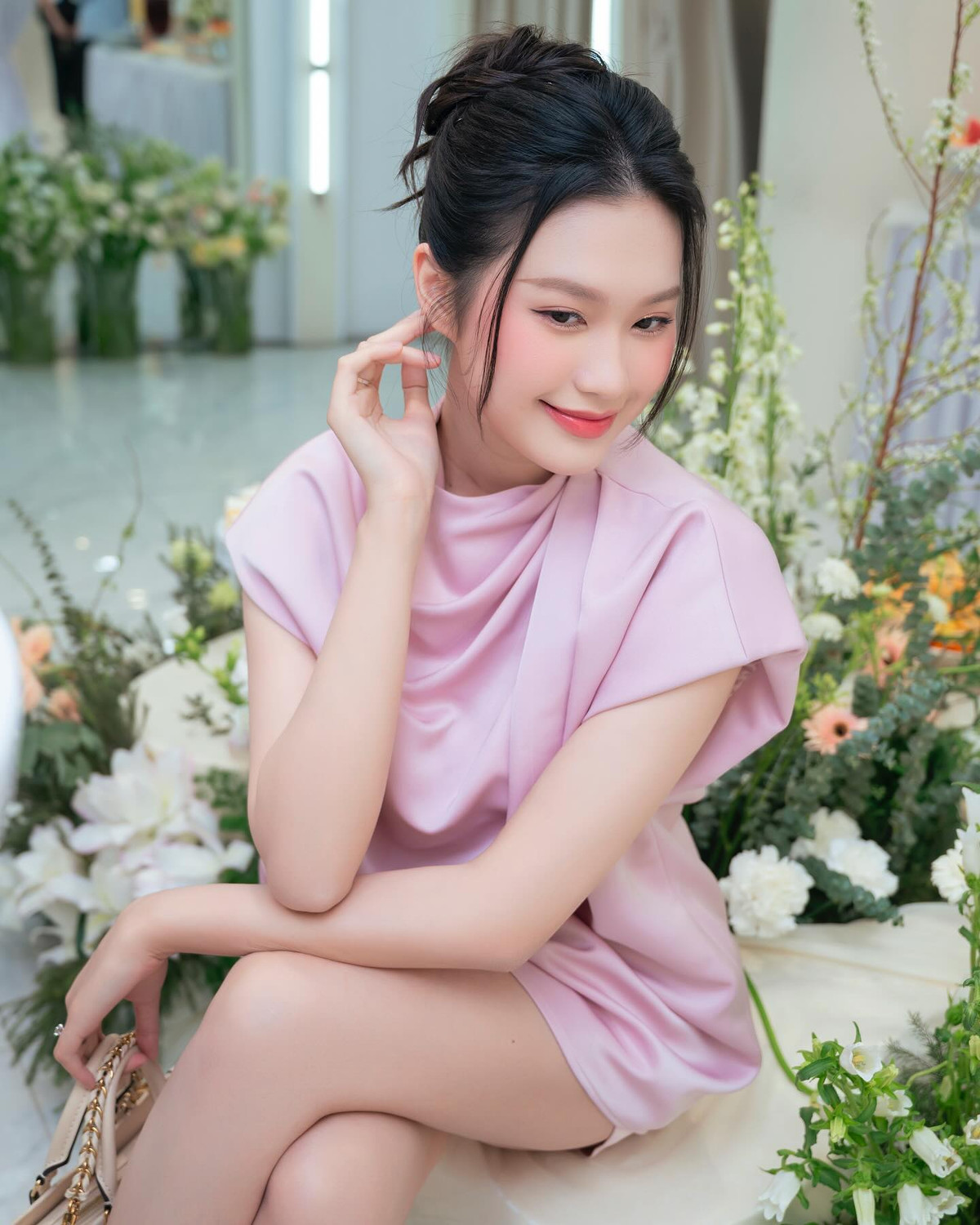 Điểm nhấn nằm ở phần cổ áo được biến tấu dạng high-neck cách điệu, giúp tôn lên đường nét thanh thoát cho Doãn Hải My.