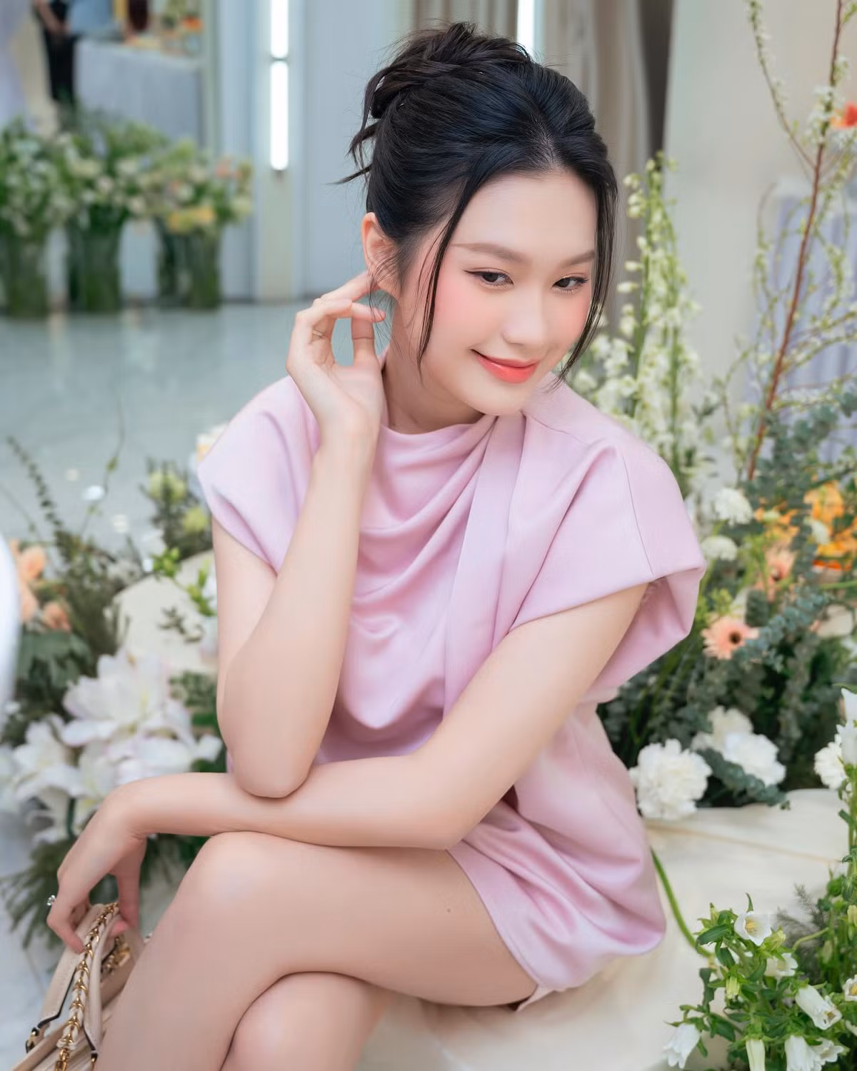 Điểm nhấn nằm ở phần cổ áo được biến tấu dạng high-neck cách điệu, giúp tôn lên đường nét thanh thoát cho Doãn Hải My.