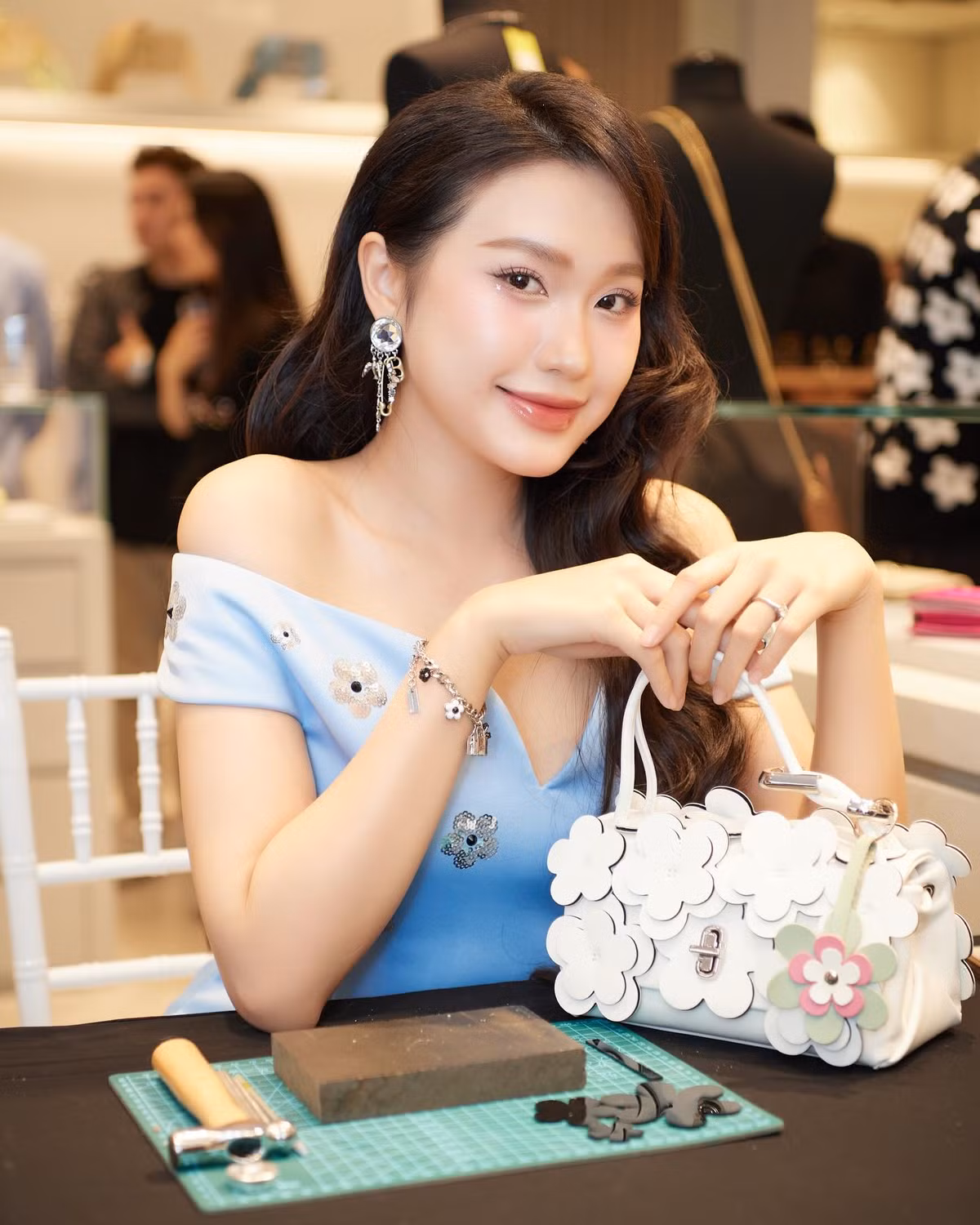 Những chiếc đầm có thiết kế tinh giản nhưng khéo léo nhấn nhá bằng đường cắt xẻ nhẹ nhàng hoặc chi tiết bèo nhún, giúp cô thêm phần duyên dáng và quyến rũ mà không quá phô trương.