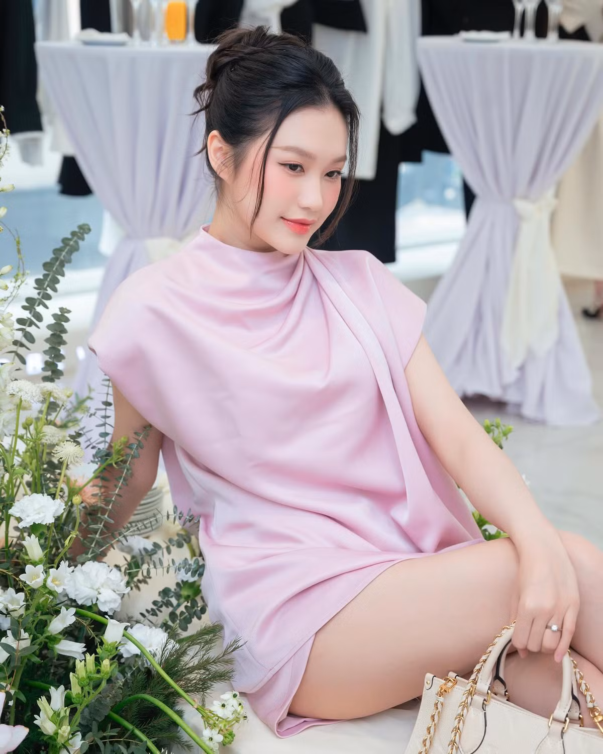 Mới đây, những hình ảnh xinh đẹp của Doãn Hải My – vợ cầu thủ Đoàn Văn Hậu – trong một sự kiện thời trang đã khiến cộng đồng mạng xuýt xoa không ngớt. Diện bộ váy lụa màu hồng pastel thanh lịch, nàng WAGs toát lên vẻ đẹp chuẩn tiểu thư Hà thành với phong thái nhẹ nhàng, duyên dáng.