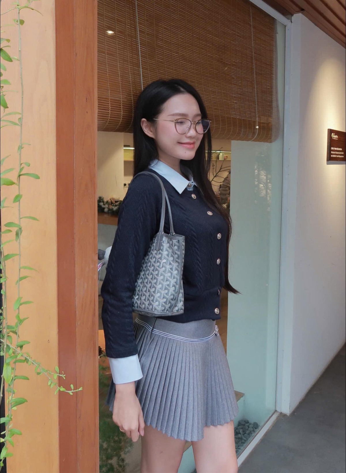 Với những trang phục đời thường, Doãn Hải My ưa diện các thiết kế trẻ trung, tối giản, kết hợp với lối trang điểm nhẹ nhàng thiên tone hồng phớt ngọt ngào.