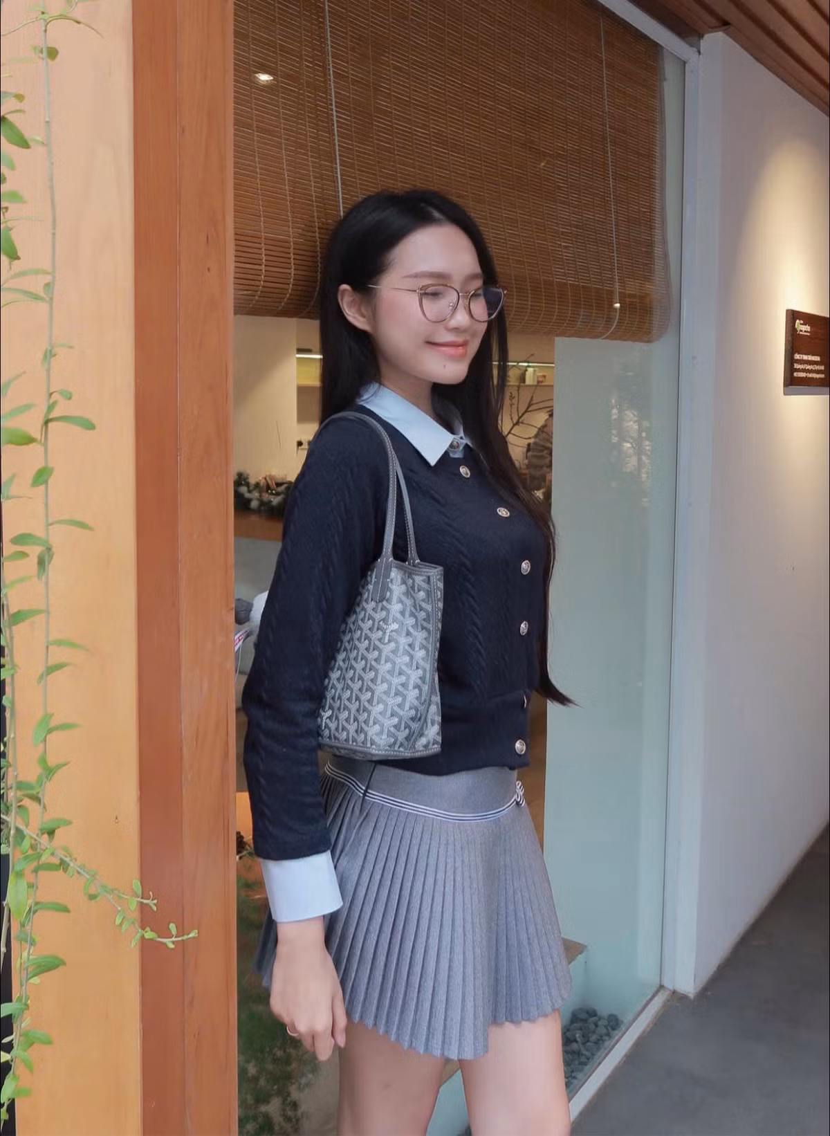 Với những trang phục đời thường, Doãn Hải My ưa diện các thiết kế trẻ trung, tối giản, kết hợp với lối trang điểm nhẹ nhàng thiên tone hồng phớt ngọt ngào.