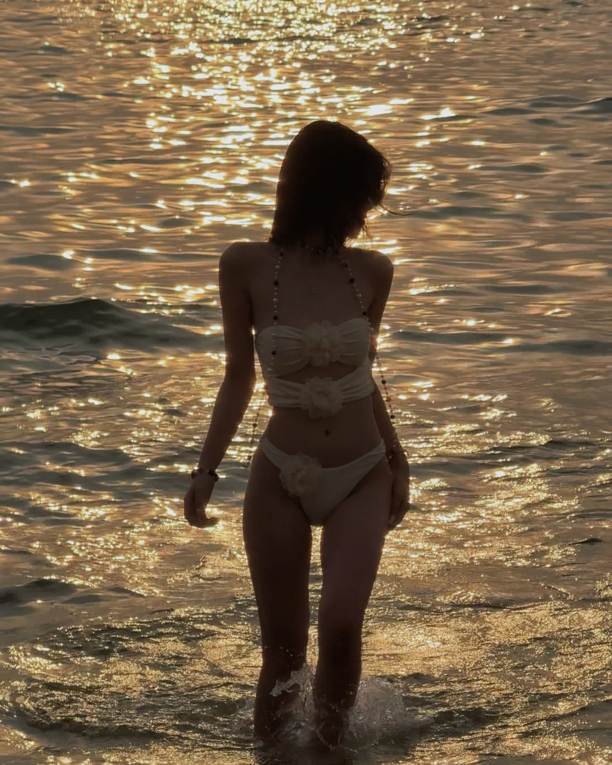 Phong cách makeup hiện đại, sắc sảo cũng giúp Khánh Ly trở nên cuốn hút hơn, khác biệt hoàn toàn so với hình ảnh nữ sinh năm nào.