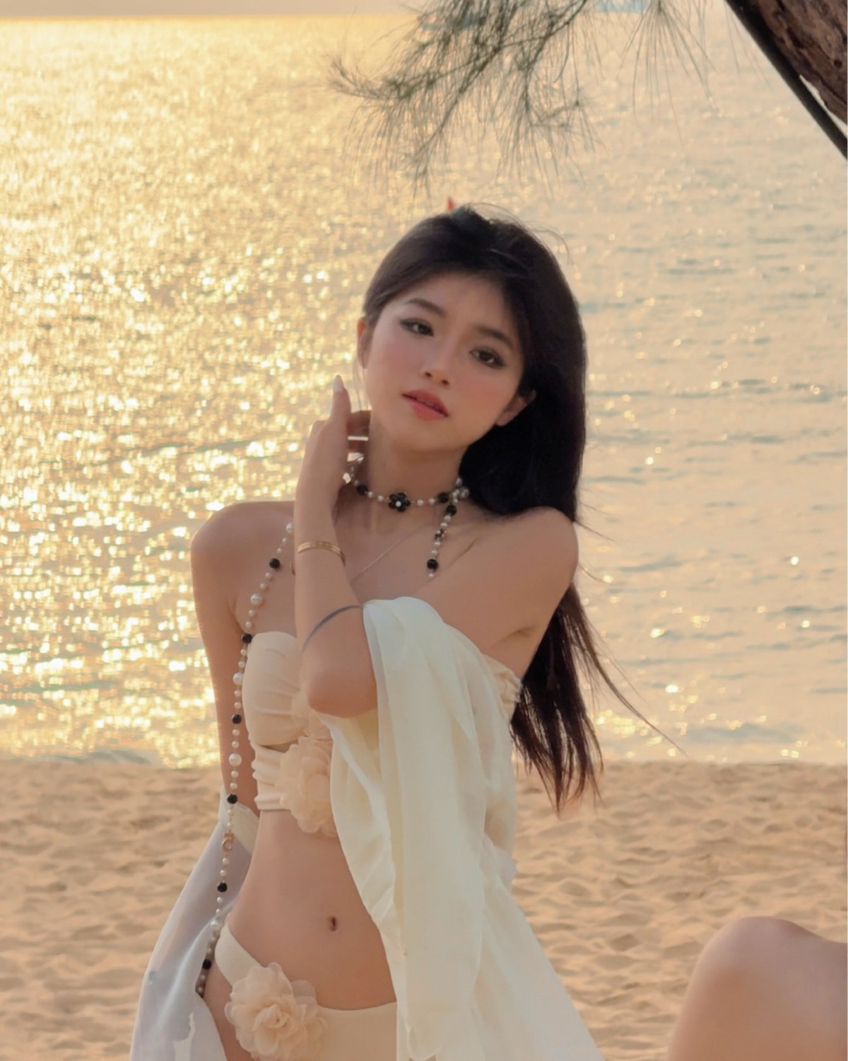 Cô nàng cũng không ngại diện những thiết kế bikini hai mảnh, khoe triệt để đường cong cơ thể.