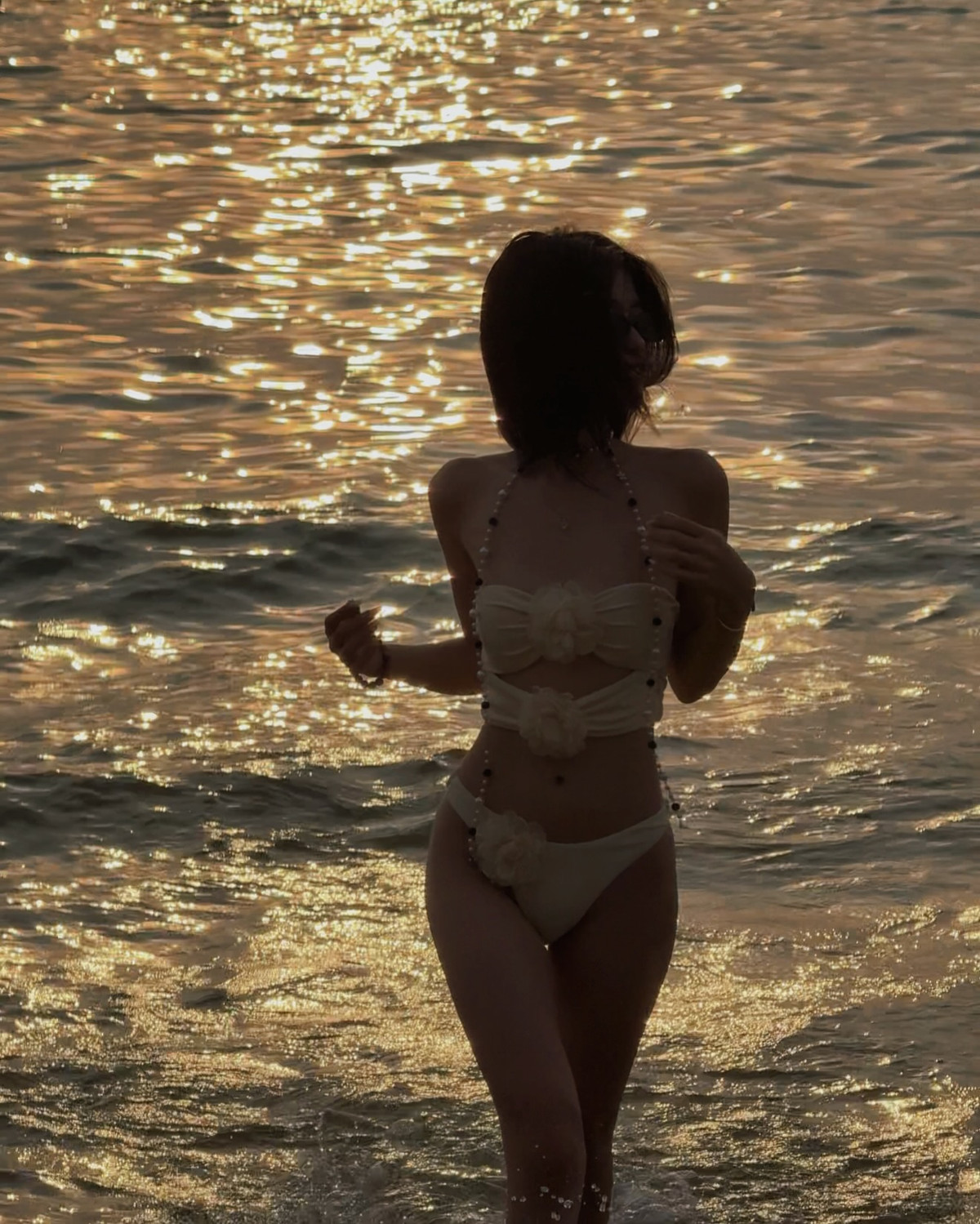 Dù vậy, sắc vóc của Khánh Ly vẫn khiến nhiều người cảm thấy dễ thiện cảm, quyến rũ một cách chừng mực chứ không hề phản cảm. Sự thay đổi về cách ăn mặc giúp cô nàng biến hóa theo nhiều phong cách khác nhau.