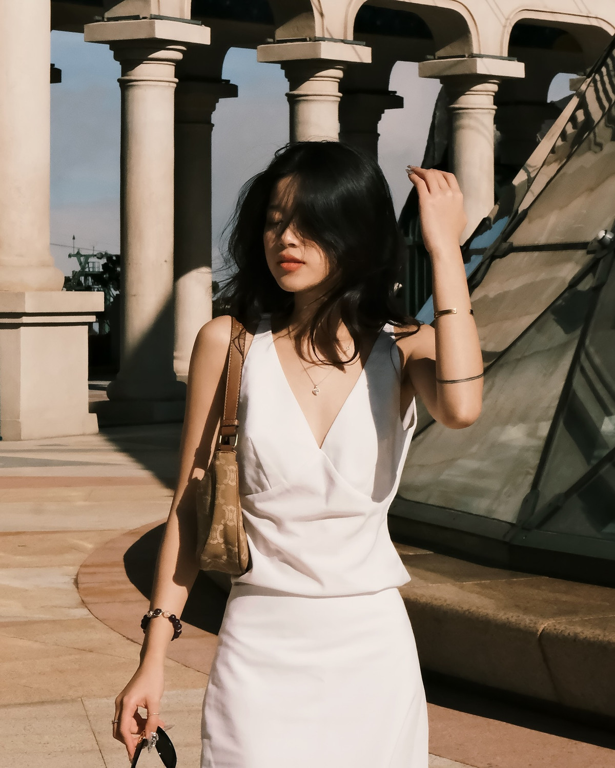 Bên cạnh sự thay đổi về phong cách thời trang, nhan sắc của Vương Khánh Ly cũng ngày càng thăng hạng. Không chỉ sở hữu đường nét thanh tú, cô nàng còn gây ấn tượng với vóc dáng mảnh mai nhưng vô cùng gợi cảm.