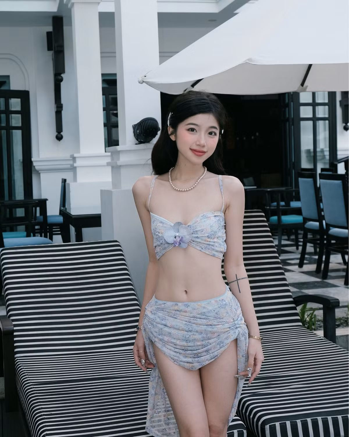 Cô nàng từng được báo trung ca ngợi về nhan sắc.