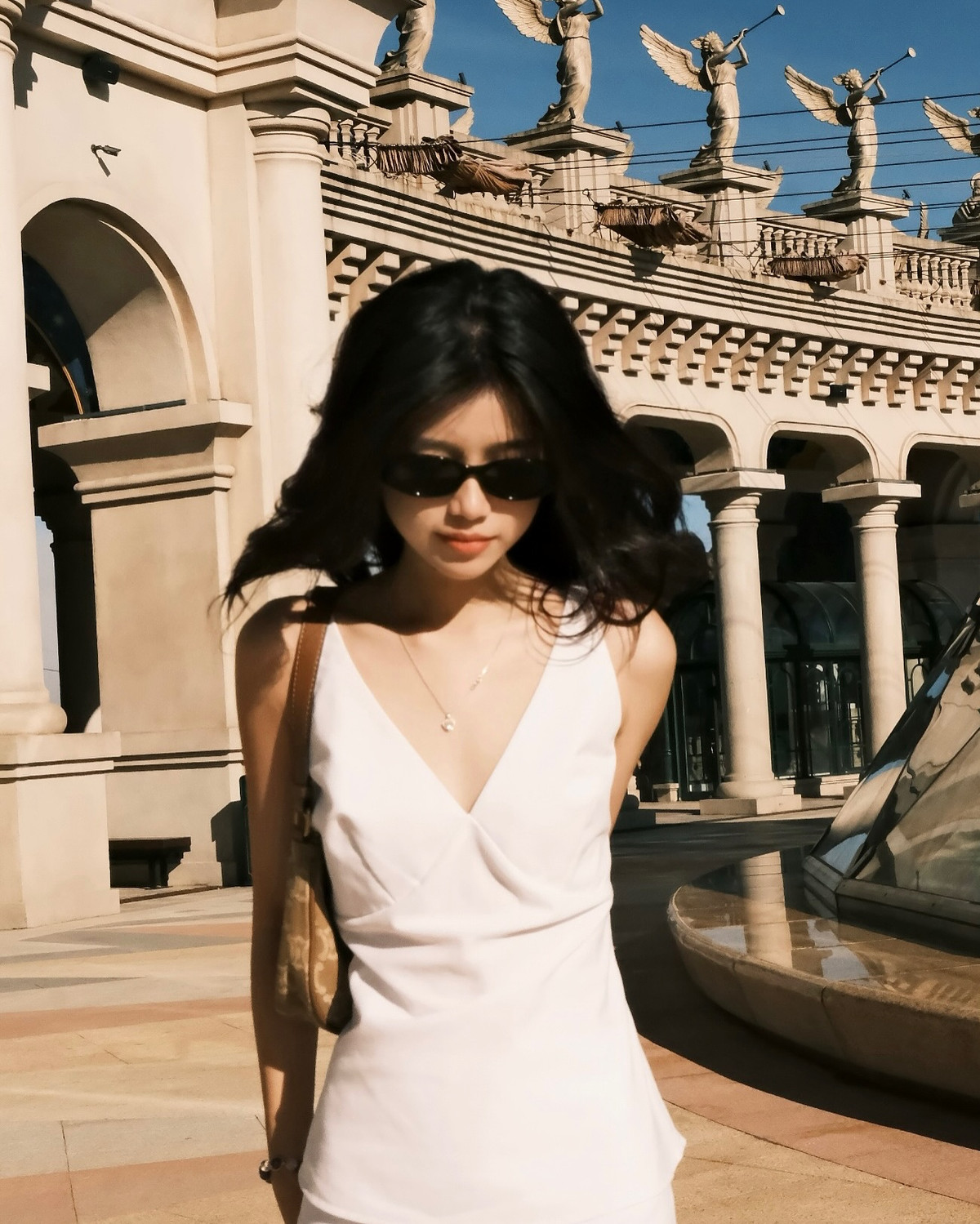 Những bộ váy body ôm sát, croptop cắt xẻ cùng những cách phối đồ trendy khiến Khánh Ly trở nên trưởng thành, quyến rũ hơn hẳn.