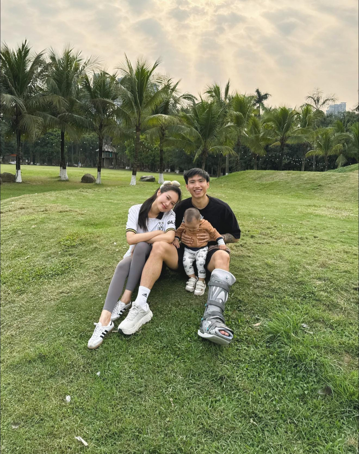 Dù rất khao khát trở lại thi đấu, nhưng hậu vệ gốc Thái Bình vẫn phải kiên nhẫn chờ đợi quá trình hồi phục hoàn toàn. Trong khoảng thời gian này, thay vì tiếc nuối hay nóng vội, Văn Hậu dành nhiều thời gian hơn cho gia đình và tận hưởng cuộc sống một cách trọn vẹn.