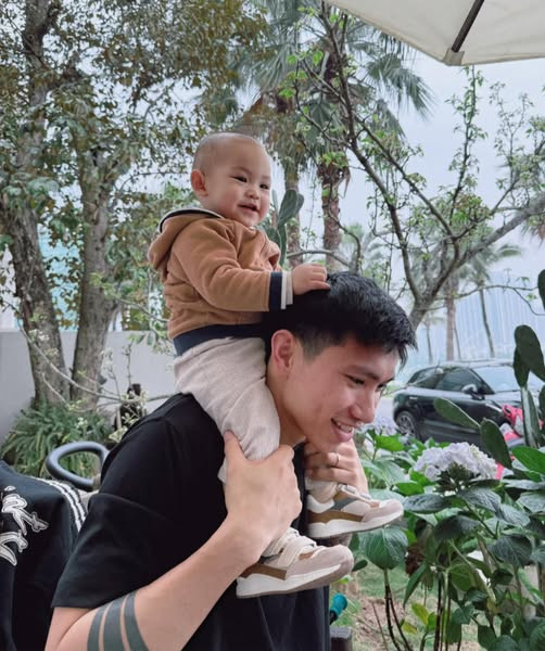 Kể từ khi kết hôn với Doãn Hải My, Đoàn Văn Hậu luôn khiến người hâm mộ ngưỡng mộ bởi cuộc sống hôn nhân hạnh phúc.