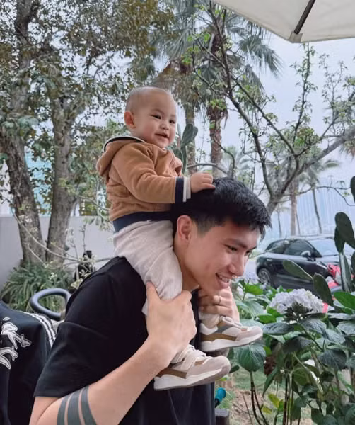 Kể từ khi kết hôn với Doãn Hải My, Đoàn Văn Hậu luôn khiến người hâm mộ ngưỡng mộ bởi cuộc sống hôn nhân hạnh phúc.