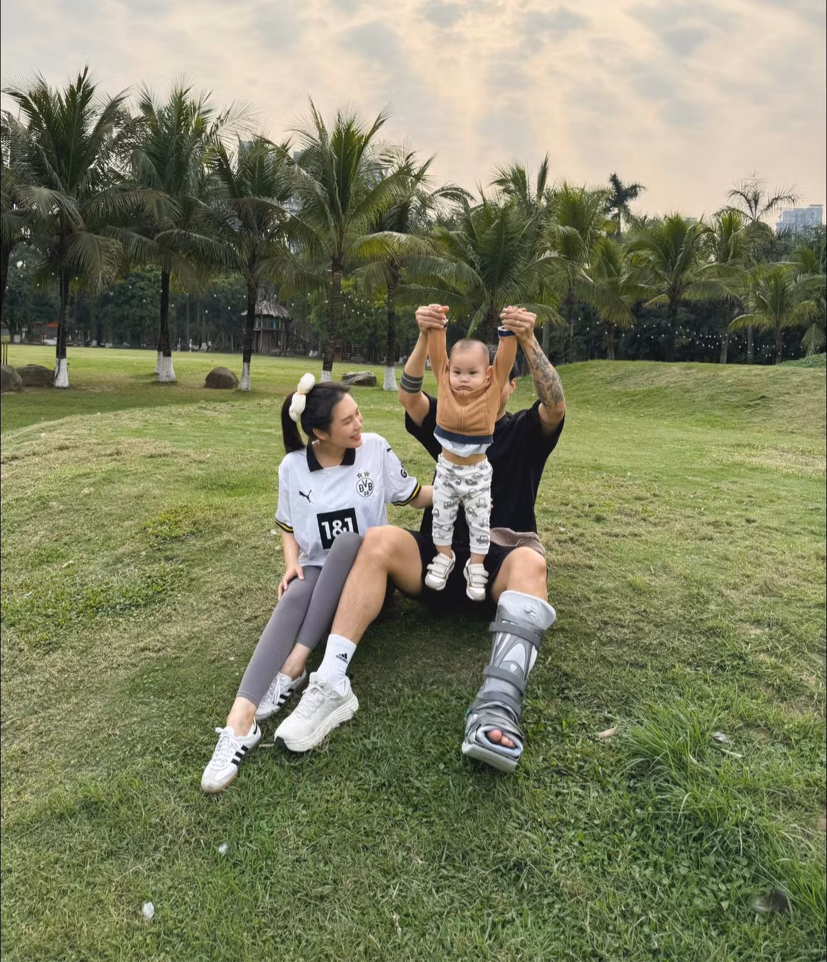 Sau khi dính chấn thương ở gót chân hồi tháng 9/2023, Đoàn Văn Hậu vẫn chưa thể thi đấu cho Công an Hà Nội. Được biết, hậu vệ người Thái Bình từng nhiều lần phẫu thuật, sang Hàn Quốc, Singapore chữa trị nhưng hiệu quả không như mong đợi.