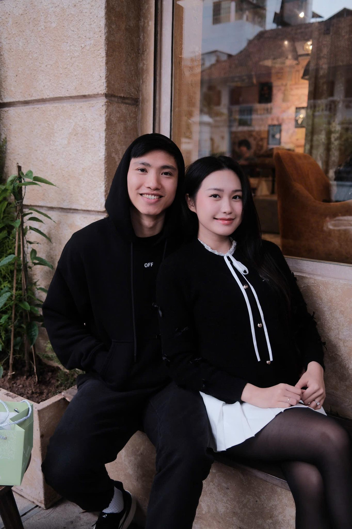 Mới đây trên trang cá nhân, Đoàn Văn Hậu chia sẻ hình ảnh đi cafe thư thái vào một ngày cuối tuần bên cạnh bà xã Doãn Hải My. Đôi vợ chồng trẻ tận hưởng chút không khí lạnh của Hà Nội trong một ngày đẹp trời.