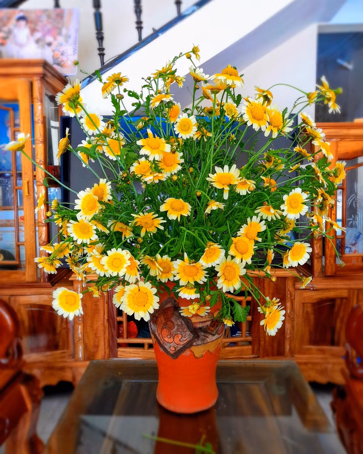 Bên cạnh hoa súp lơ, nhiều chị em còn chia sẻ hình ảnh bình hoa rau củ của mình, ví dụ hoa cây cải cúc.