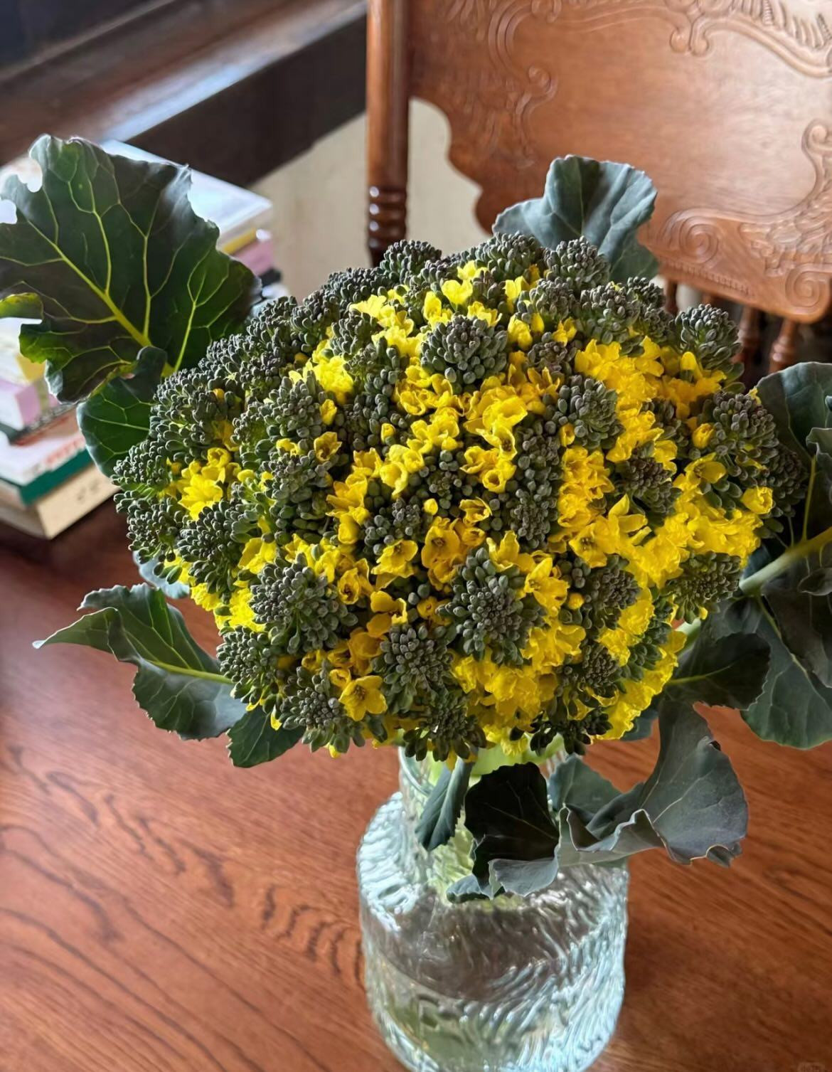 Gần đây, trên một hội nhóm yêu bếp, nhiều chị em truyền tay nhau hình ảnh bình hoa đặc biệt của nhà mình được cắm từ...súp lơ.