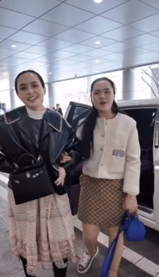 Bước xuống từ xế hộp sang trọng, hai ái nữ nhà cựu Chủ tịch CLB Sài Gòn Nguyễn Giang Đông bày tỏ sự ngạc nhiên, hồi hộp và cảm xúc khó diễn tả khi lần đầu được ngồi Rolls-Royce, tự nhận mình "vẫn nông thôn lắm".