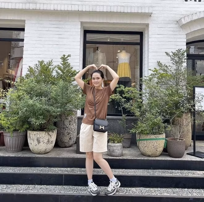 Dù mang mẫu túi xách Hermès đắt đỏ, Quỳnh Anh vẫn bị nhận xét là phối đồ lạc quẻ.