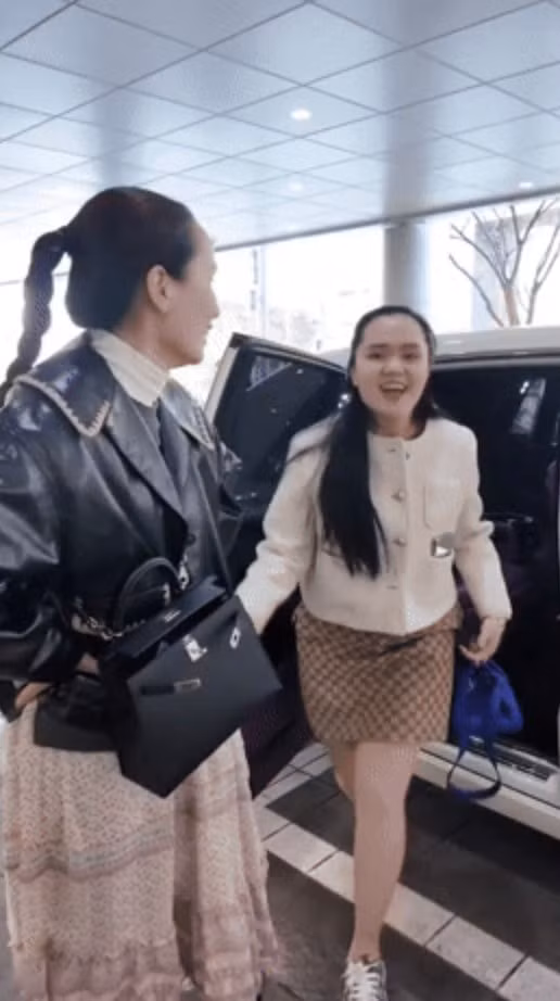 Đây cũng không phải là lần đầu tiên mà bà xã Duy Mạnh vướng tranh cãi về chuyện ăn mặc.