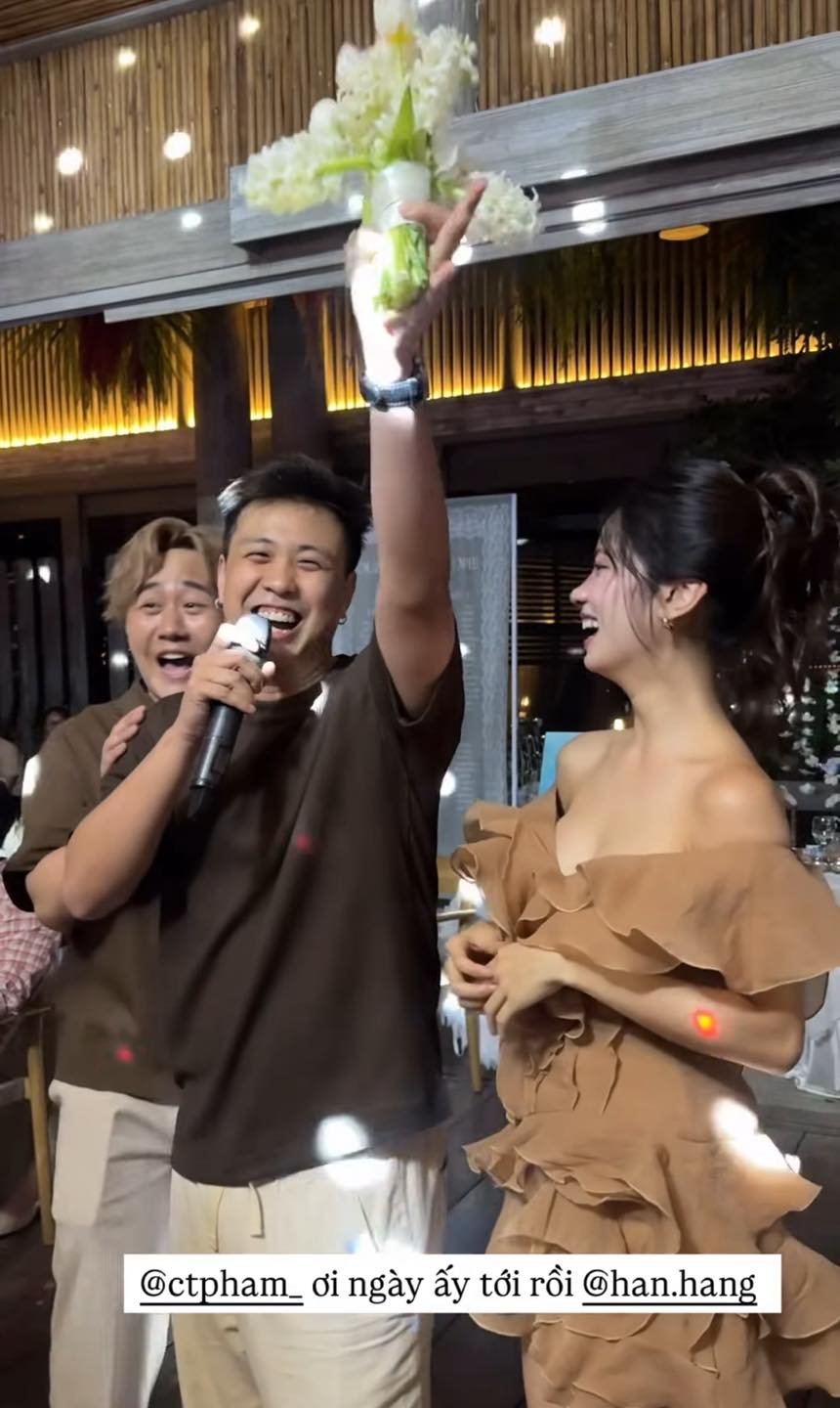 Trước đó, tại đám cưới đình đám của hot girl Salim - Hải Long, Huyme chính là người bắt được hoa cưới. Anh chàng chia sẻ: “Em rất vui khi được ở đây hôm nay. Em đã đứng rất xa, em không biết tại sao lại bắt được, có khi vì ngày xưa em chơi bóng chày”.