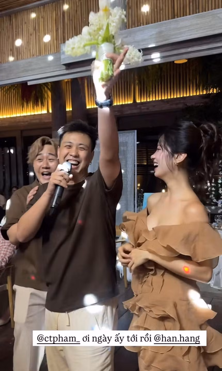 Trước đó, tại đám cưới đình đám của hot girl Salim - Hải Long, Huyme chính là người bắt được hoa cưới. Anh chàng chia sẻ: “Em rất vui khi được ở đây hôm nay. Em đã đứng rất xa, em không biết tại sao lại bắt được, có khi vì ngày xưa em chơi bóng chày”.