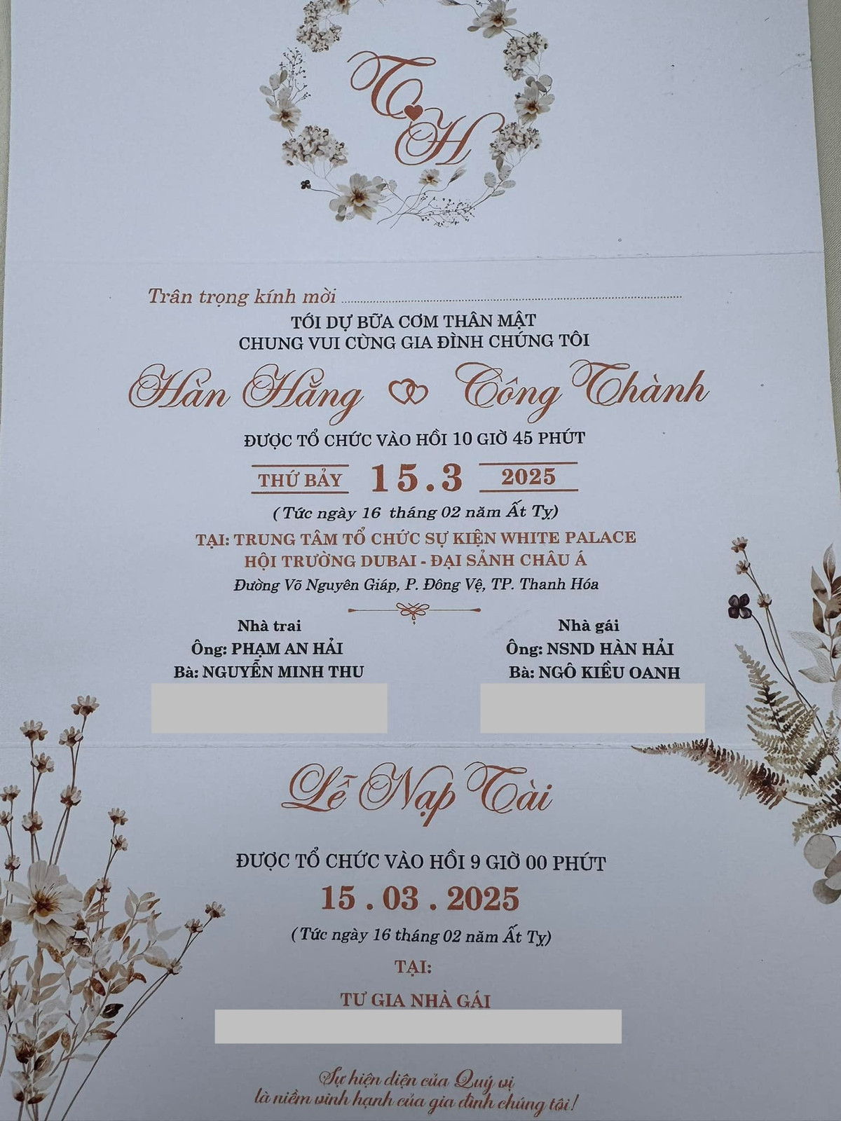 Trên tài khoản MXH của mình, mẹ Hàn Hằng đăng ảnh thiệp mời người thân, bạn bè đến dự. Thiệp mời tiết lộ rằng buổi lễ sẽ được tổ chức tại tư gia nhà gái, sau đó là bữa tiệc thân mật tại một trung tâm tiệc cưới nổi tiếng ở TP. Thanh Hóa.