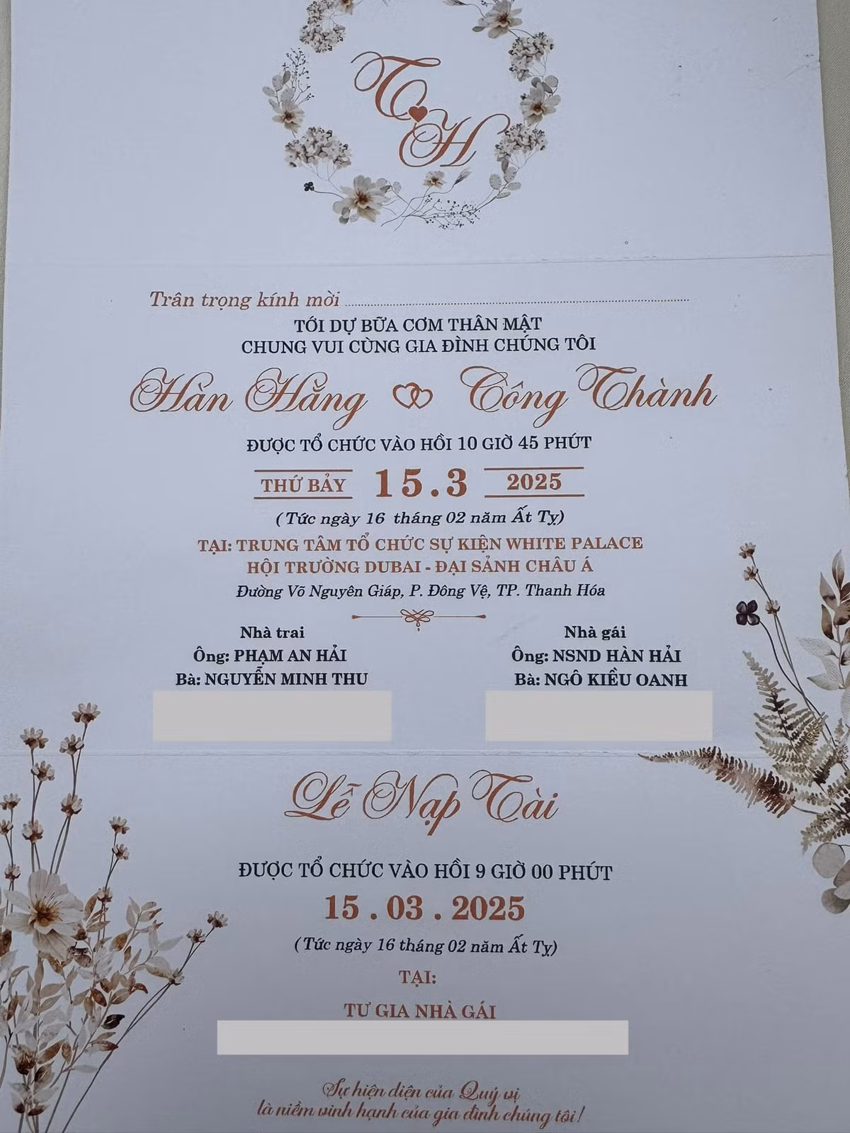 Trên tài khoản MXH của mình, mẹ Hàn Hằng đăng ảnh thiệp mời người thân, bạn bè đến dự. Thiệp mời tiết lộ rằng buổi lễ sẽ được tổ chức tại tư gia nhà gái, sau đó là bữa tiệc thân mật tại một trung tâm tiệc cưới nổi tiếng ở TP. Thanh Hóa.