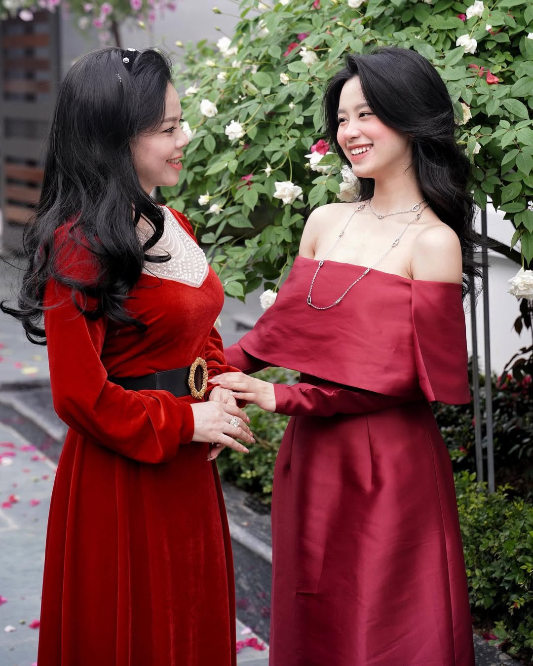 Cũng theo thông tin trên thiệp mời, nhiều người đã tinh ý phát hiện ra ở phần ghi thông tin nhà gái, bố Hàn Hằng là NSND Hàn Hải - Giám đốc Nhà hát Nghệ thuật Truyền thống Thanh Hóa. Bên cạnh đó một số tài khoản được cho là người cùng quê với nàng hot girl cho biết nhà Hàn Hằng còn sở hữu công ty tổ chức sự kiện ở Thanh Hoá.