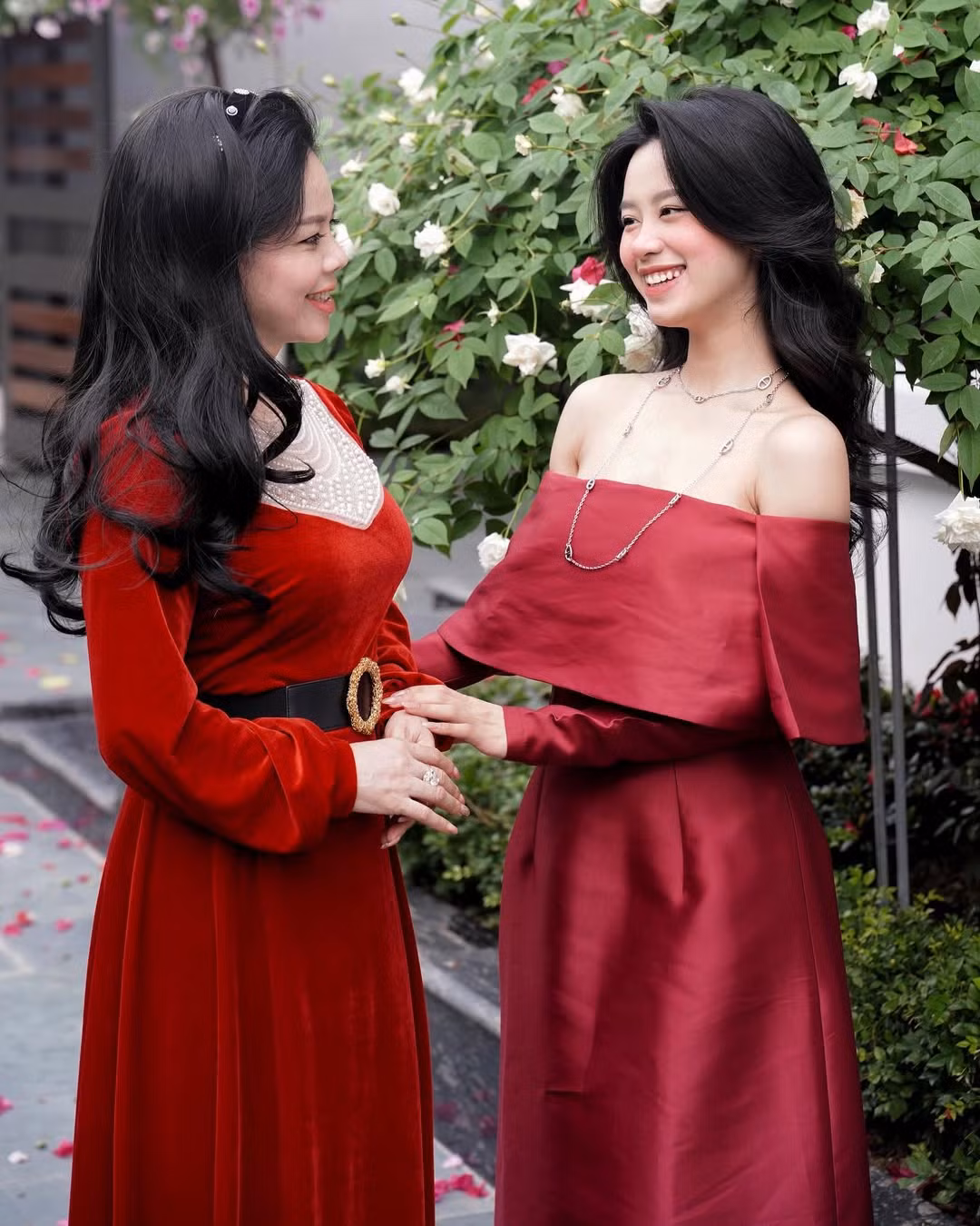 Cũng theo thông tin trên thiệp mời, nhiều người đã tinh ý phát hiện ra ở phần ghi thông tin nhà gái, bố Hàn Hằng là NSND Hàn Hải - Giám đốc Nhà hát Nghệ thuật Truyền thống Thanh Hóa. Bên cạnh đó một số tài khoản được cho là người cùng quê với nàng hot girl cho biết nhà Hàn Hằng còn sở hữu công ty tổ chức sự kiện ở Thanh Hoá.