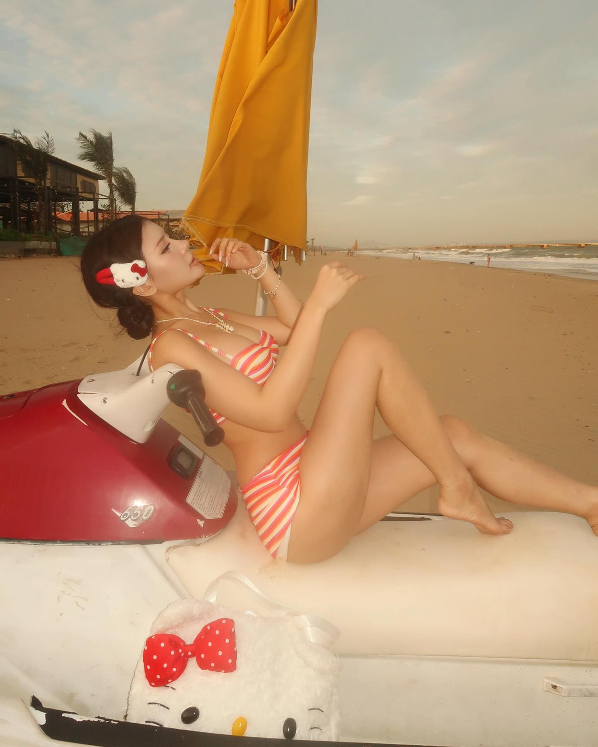 Tạo dáng trên chiếc moto nước, cô nàng khéo léo khoe trọn đôi chân dài nuột nà.