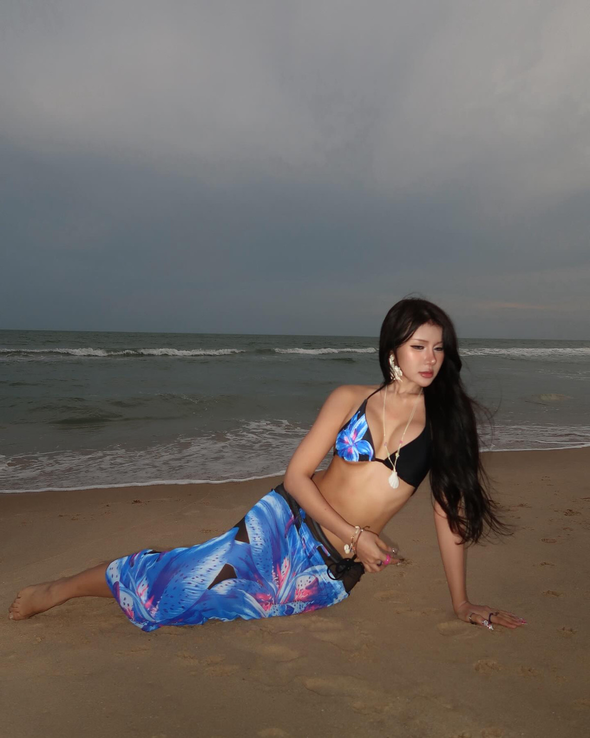 Đôi khuyên tai hoa to bản được nàng Tiktoker ưa thích trong những chuyến du lịch của mình.