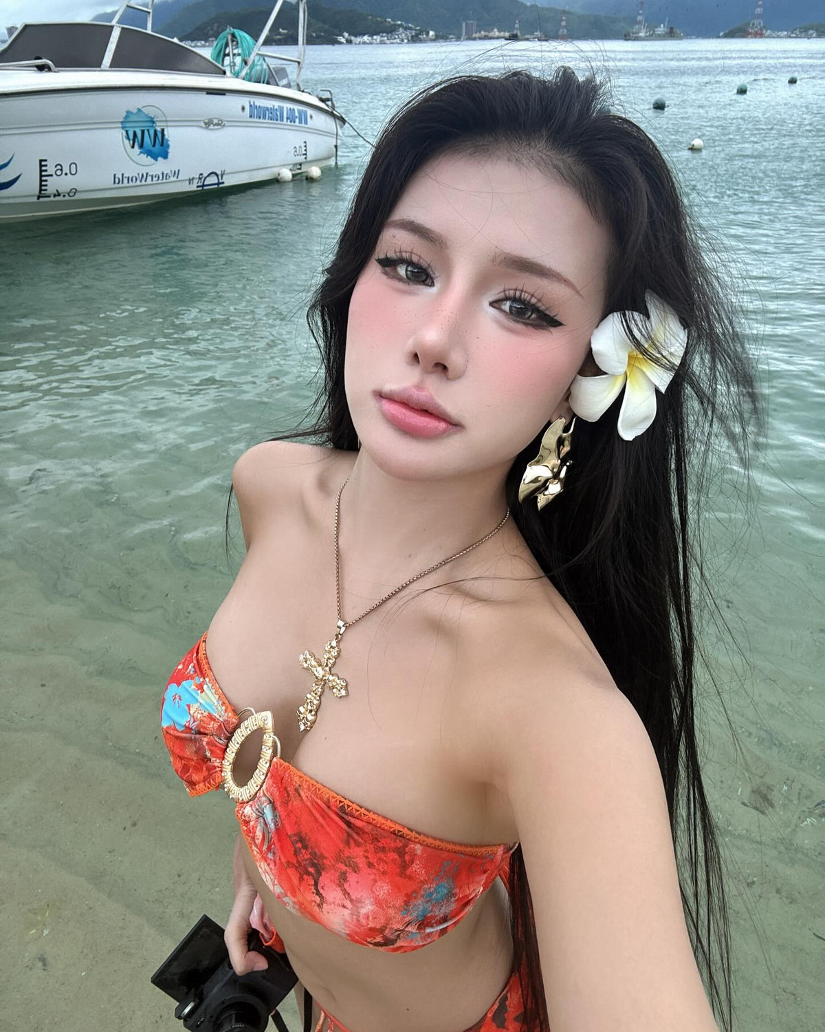 Trong bộ ảnh mới, Xuân Ca diện bikini đỏ rực rỡ, thiết kế tôn lên đường cong gợi cảm cùng làn da trắng mịn màng. Cô nàng khéo léo lựa chọn phụ kiện hoa tai to bản, kết hợp với kiểu tóc xoăn nhẹ mang đến vẻ ngoài vừa sang chảnh, vừa cuốn hút.