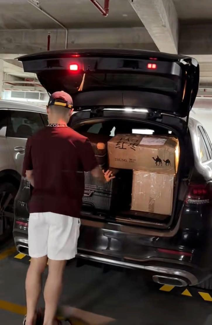 Cụ thể, phần logo trên mặt ca lăng xe đã “không cánh mà bay”. Trên nắp ca-pô xe còn xuất hiện dòng chữ "Chúc mừng chủ xe đã mất logo Mẹc". Không rõ thời điểm mất logo là lúc nào.