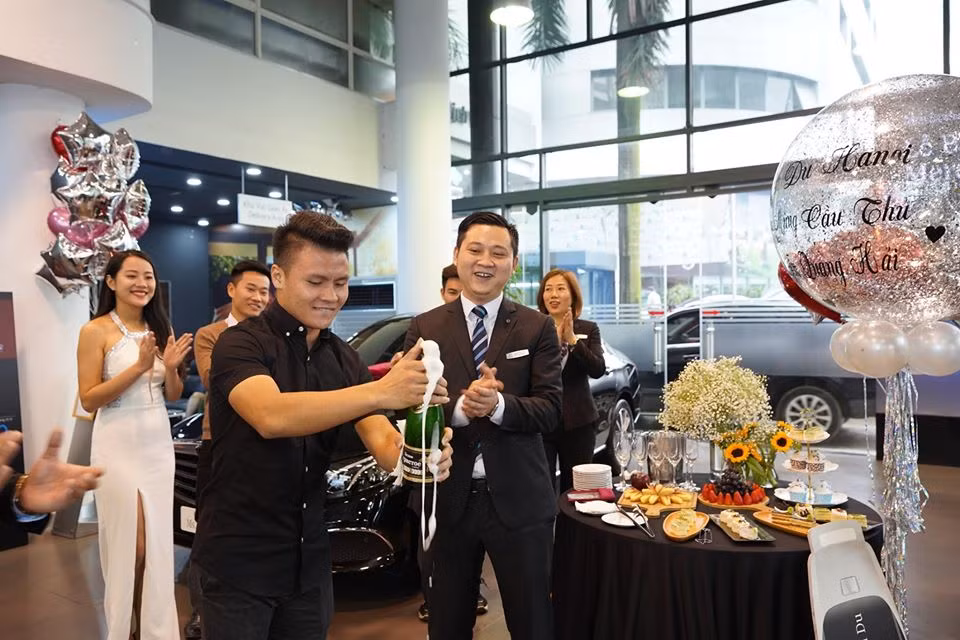 Ở thời điểm đó, anh cũng nhiều đồng đội khác trong lứa U23 Việt Nam cũng tin dùng dòng xe Mercedes-Benz GLC như Duy Mạnh, Đoàn Văn Hậu, Bùi Tiến Dũng. Đến hiện tại, nhiều đồng đội của anh đã đổi xe.