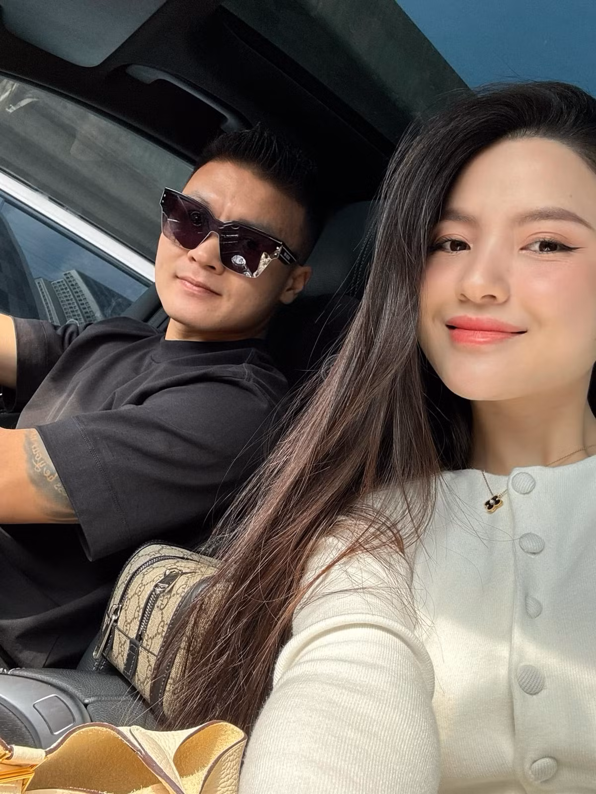 Theo dõi trang cá nhân của Chu Thanh Huyền, có nhiều tấm hình được nàng WAG đăng tải là đang ngồi ghế lại cạnh ông xã đầy hạnh phúc.