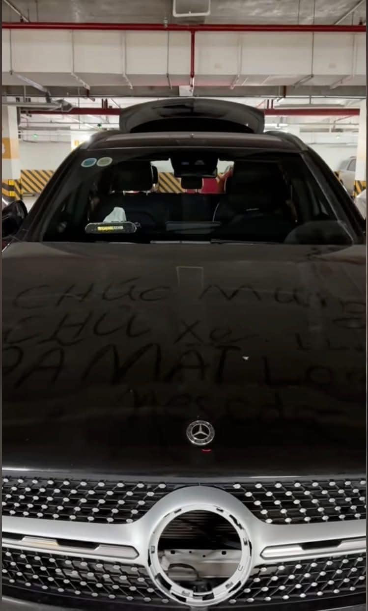 Tối 3/3, trên kênh TikTok hơn 1 triệu lượt theo dõi, nàng WAG Chu Thanh Huyền đăng tải video khi được Quang Hải lái xe đưa đến sân bay đi công tác. Chu Thanh Huyền đã nhanh chóng nhận ra điểm bất thường ở chiếc Mercedes của gia đình.