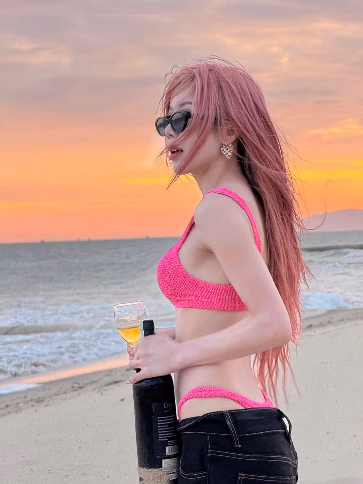 Cách đây ít lâu, cô nàng cũng vừa đăng tải lên trang cá nhân bộ ảnh diện bikini gợi cảm không kém. Trong thiết kế bikibi hai mảnh màu hồng nổi bật, Trang Pháp khoe làn da trắng sáng không tì vết.