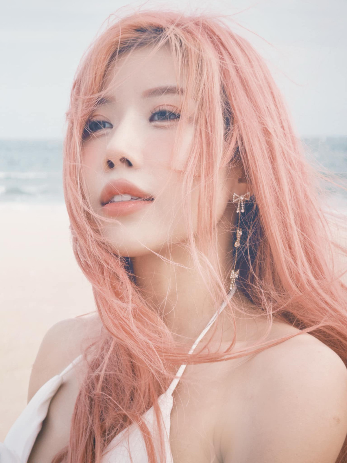 Trong những góc hình bắt cận, biểu cảm và thần thái của cô nàng vô cùng cuốn hút.