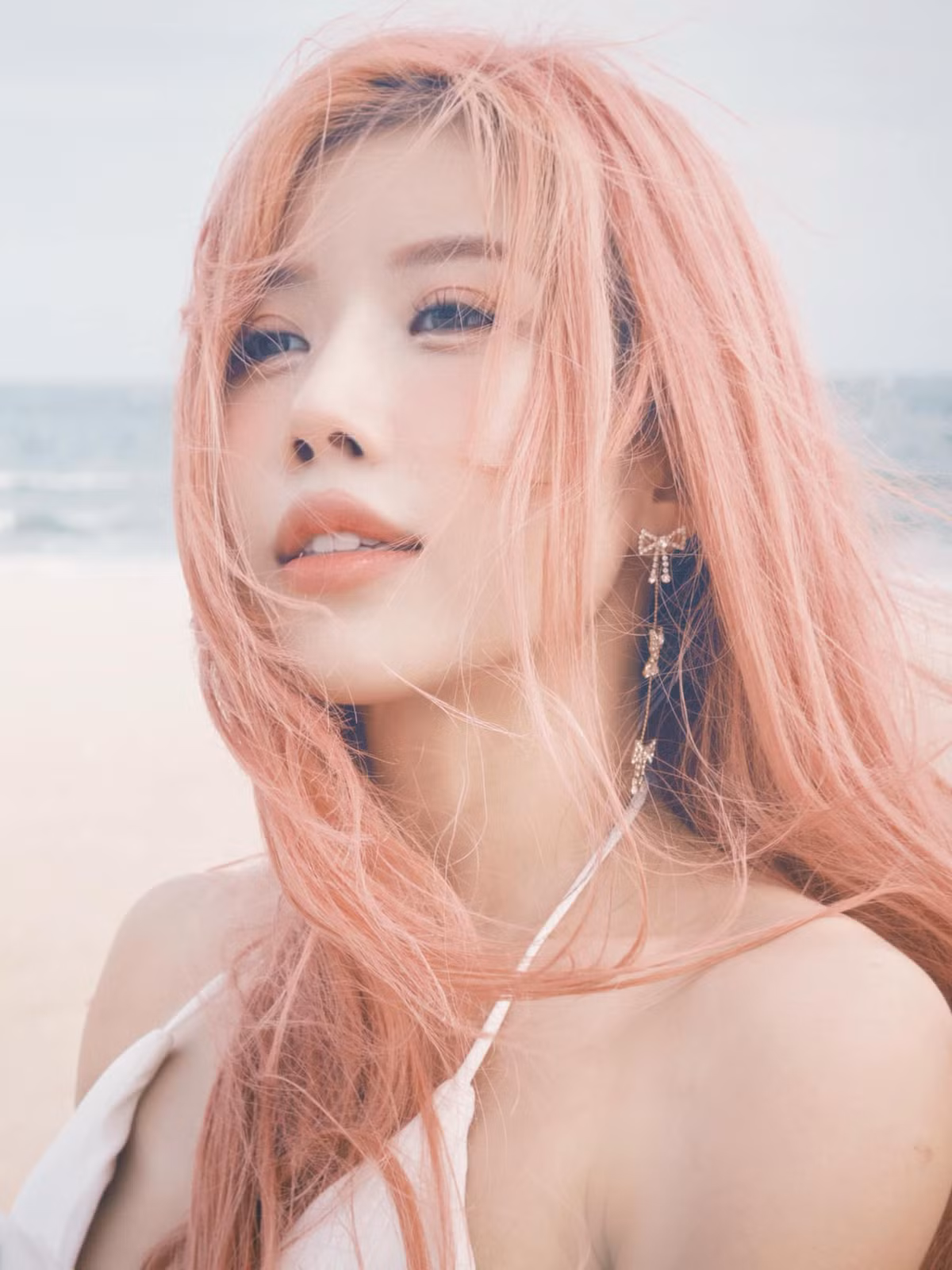 Trong những góc hình bắt cận, biểu cảm và thần thái của cô nàng vô cùng cuốn hút.