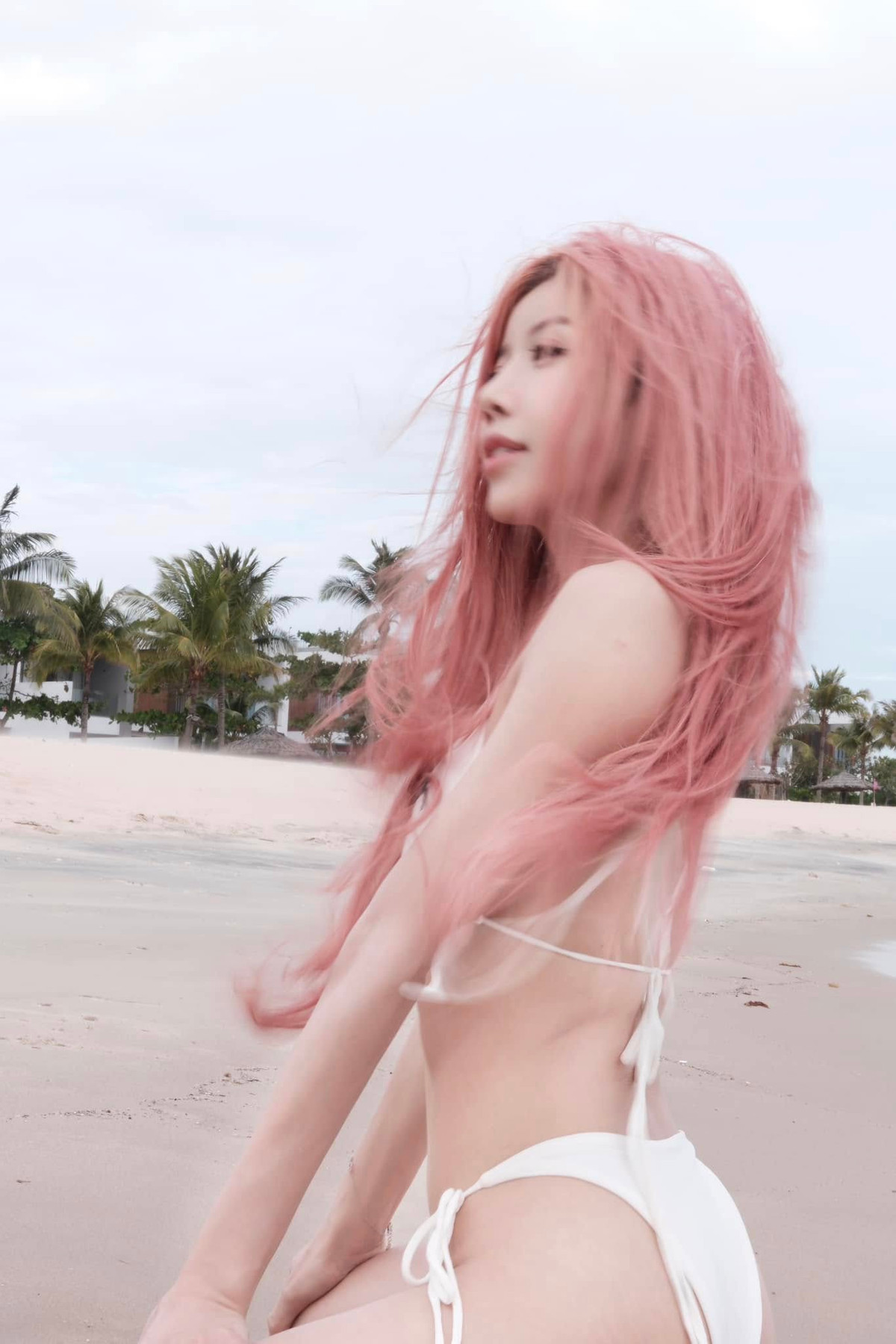 Với mái tóc hồng nữ tính, làn da trắng mịn và đường cong hoàn hảo, Trang Pháp khiến dân tình không thể rời mắt.