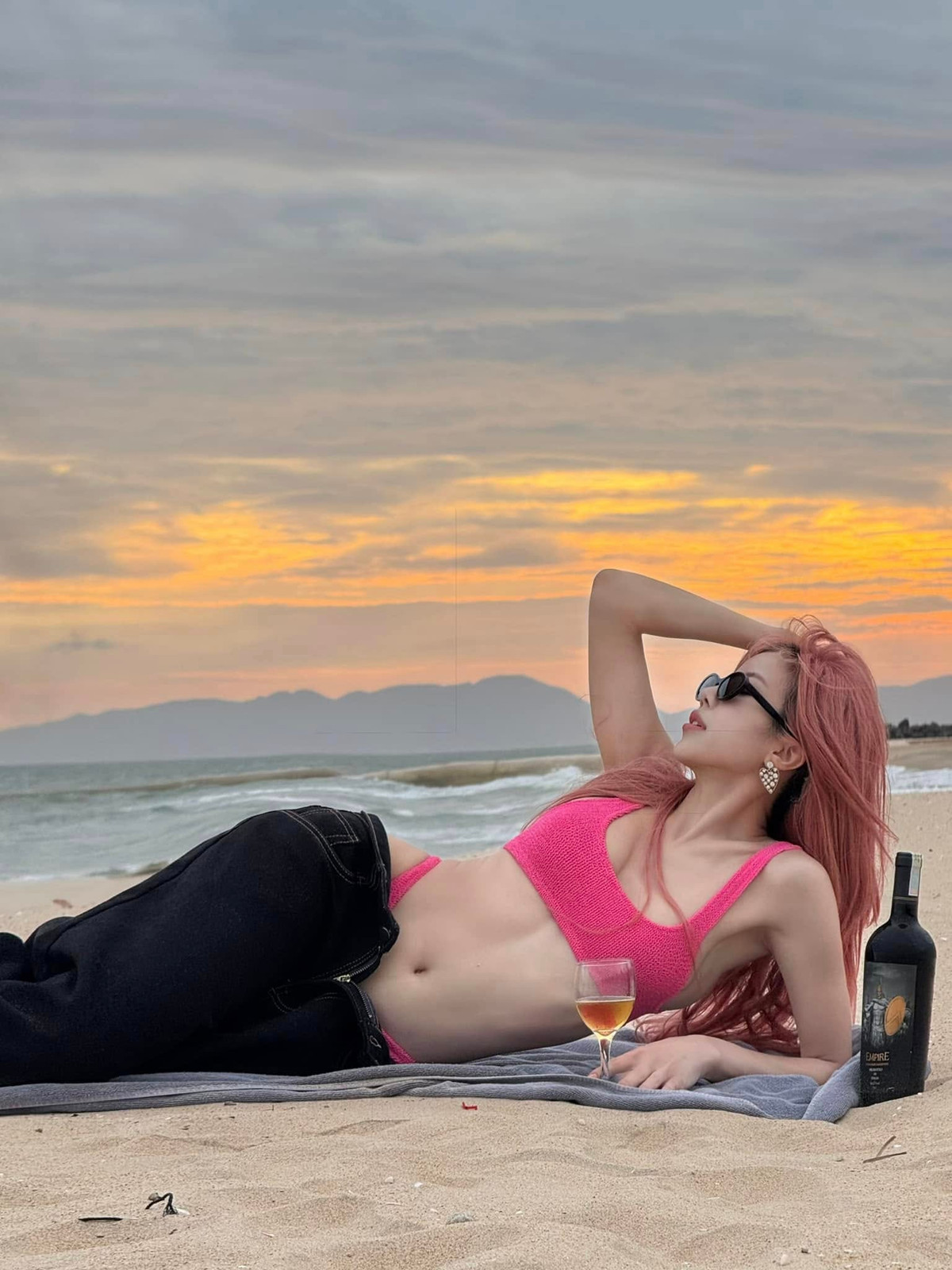 Cô gây chú ý khi trở lại nghệ thuật một cách mạnh mẽ khi tham gia "Chị đẹp đạp gió". Về đời tư, nữ ca sĩ khá kín tiếng, ít khi chia sẻ về cuộc sống và tình yêu lên trang cá nhân.