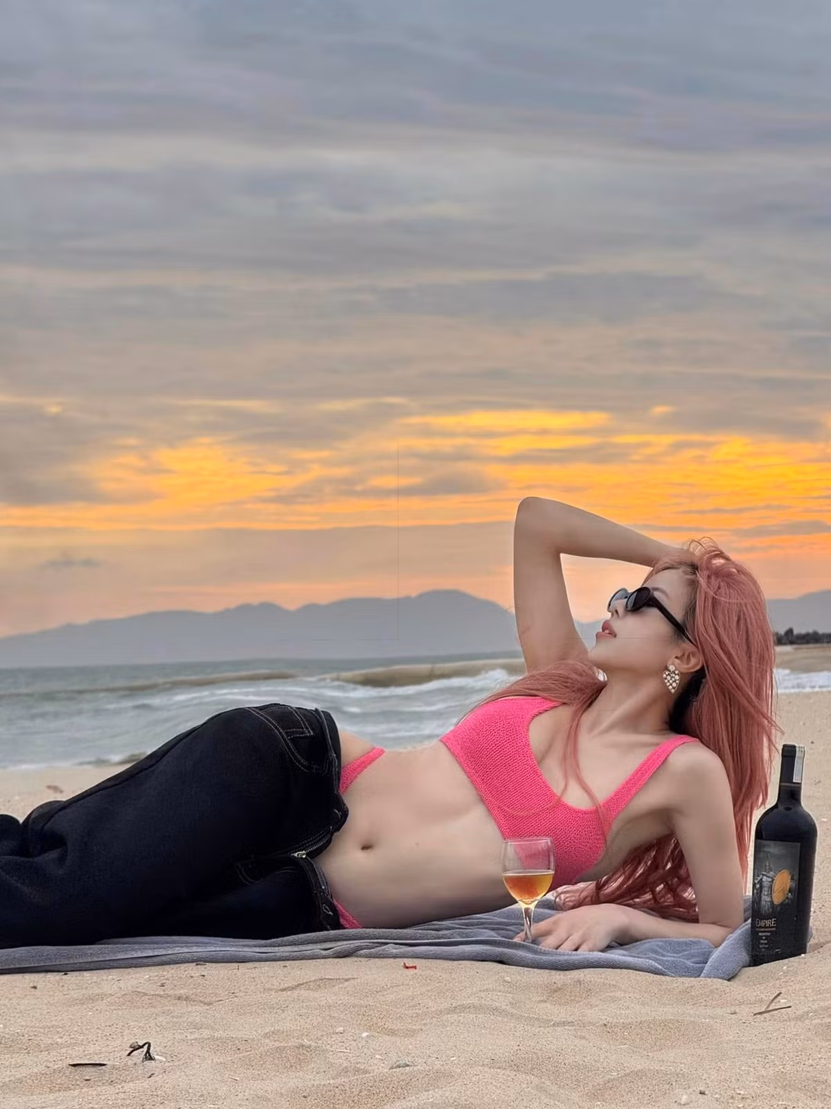 Cô gây chú ý khi trở lại nghệ thuật một cách mạnh mẽ khi tham gia "Chị đẹp đạp gió". Về đời tư, nữ ca sĩ khá kín tiếng, ít khi chia sẻ về cuộc sống và tình yêu lên trang cá nhân.