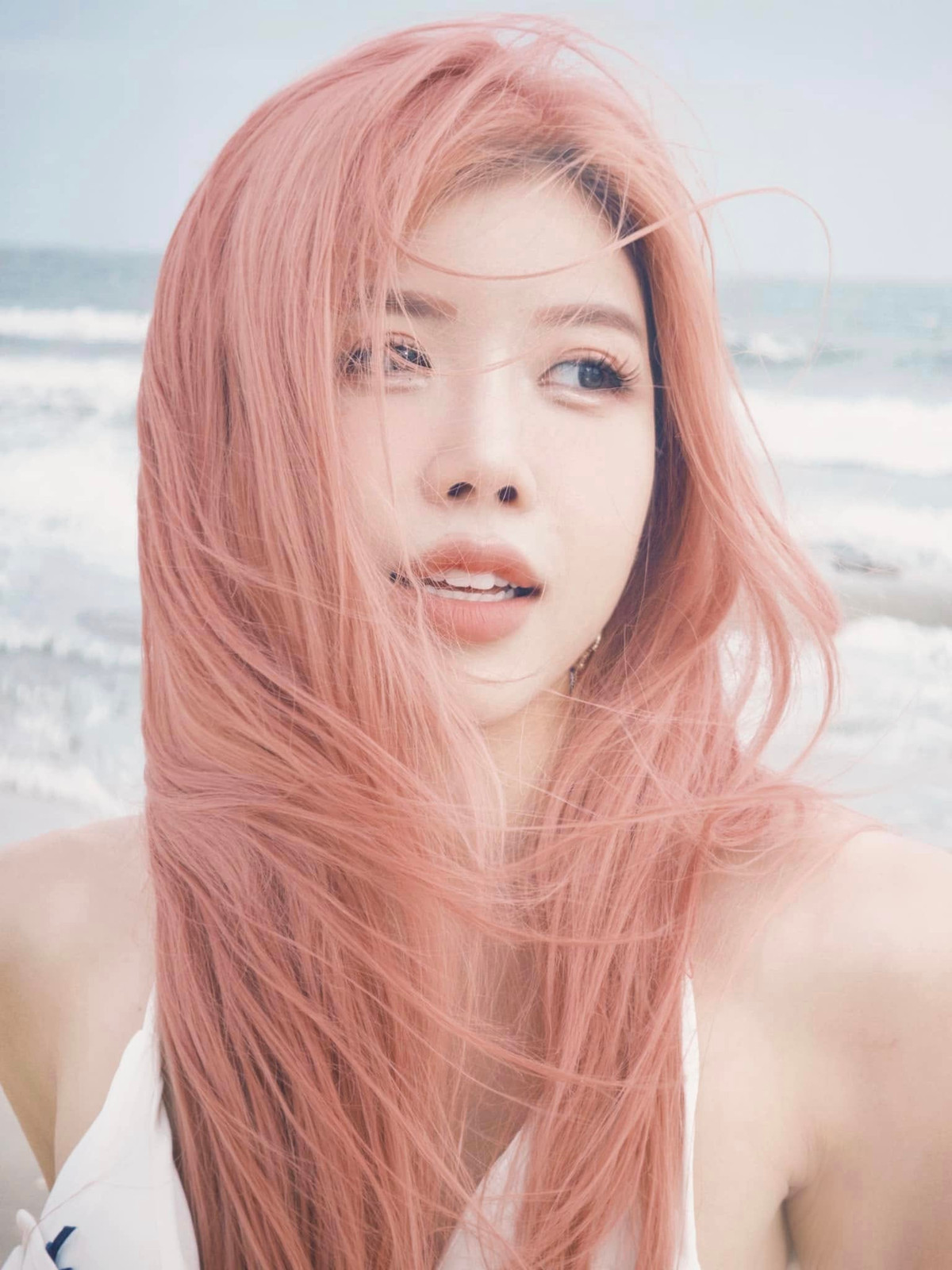 Dưới phần bình luận, netizen không ngừng xuýt xoa trước body cực phẩm của nữ ca sĩ: "Mê quá chị ơi, cực phẩm", "chưa đến hè mà em đã thấy nóng thế này".