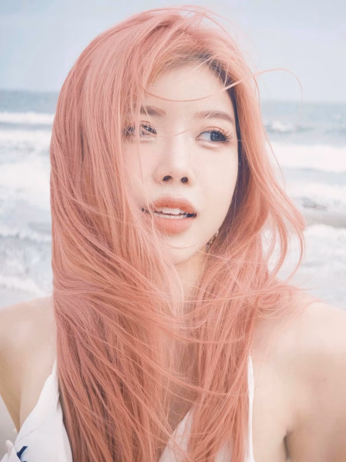 Dưới phần bình luận, netizen không ngừng xuýt xoa trước body cực phẩm của nữ ca sĩ: "Mê quá chị ơi, cực phẩm", "chưa đến hè mà em đã thấy nóng thế này".