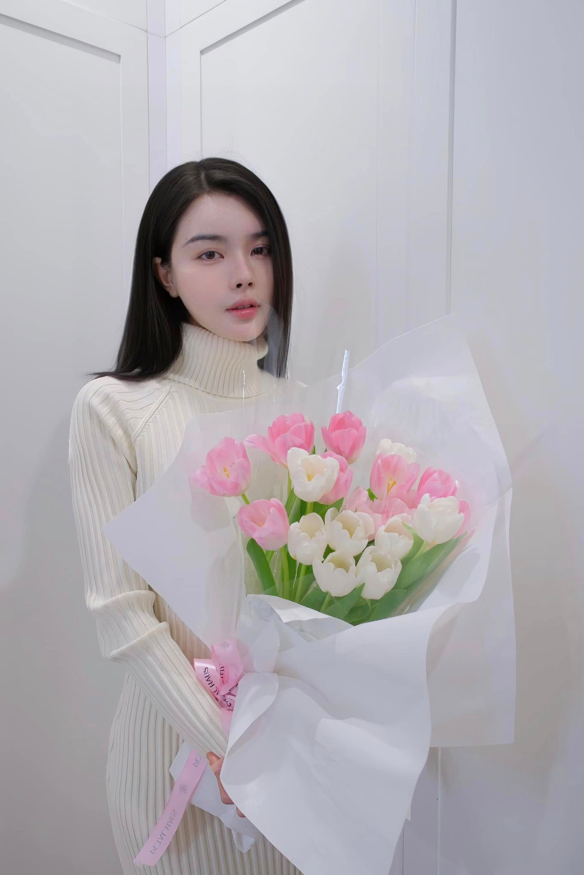 Trước đó,cặp đôi này cũng không ít lần thể hiện sự thân thiết trên mạng xã hội. Trong bài đăng nhân dịp 8/3, Bích Hạnh đăng tải loạt ảnh cùng bó hoa Tulip kèm lời nhắn gửi với người tặng: "8/3 chúc cho người tặng hoa không bị Block. Còn add Friend thì để suy nghĩ thêm. Ốm sốt quá ạ, bây giờ mới ngoi lên up con ảnh cho bằng chị bằng em".