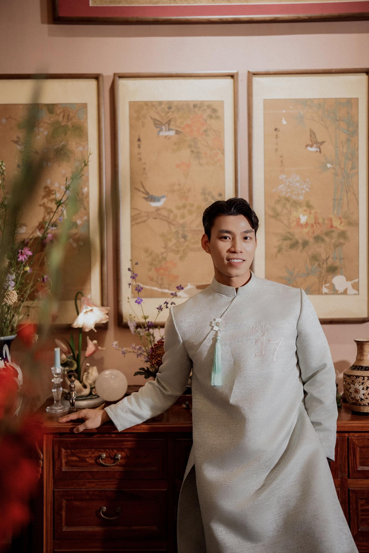 Cả hai diện thiết kế áo dài cùng màu, có cùng kiểu họa tiết. Không chỉ vậy không gian, bối cảnh chụp ảnh là cùng một địa điểm.