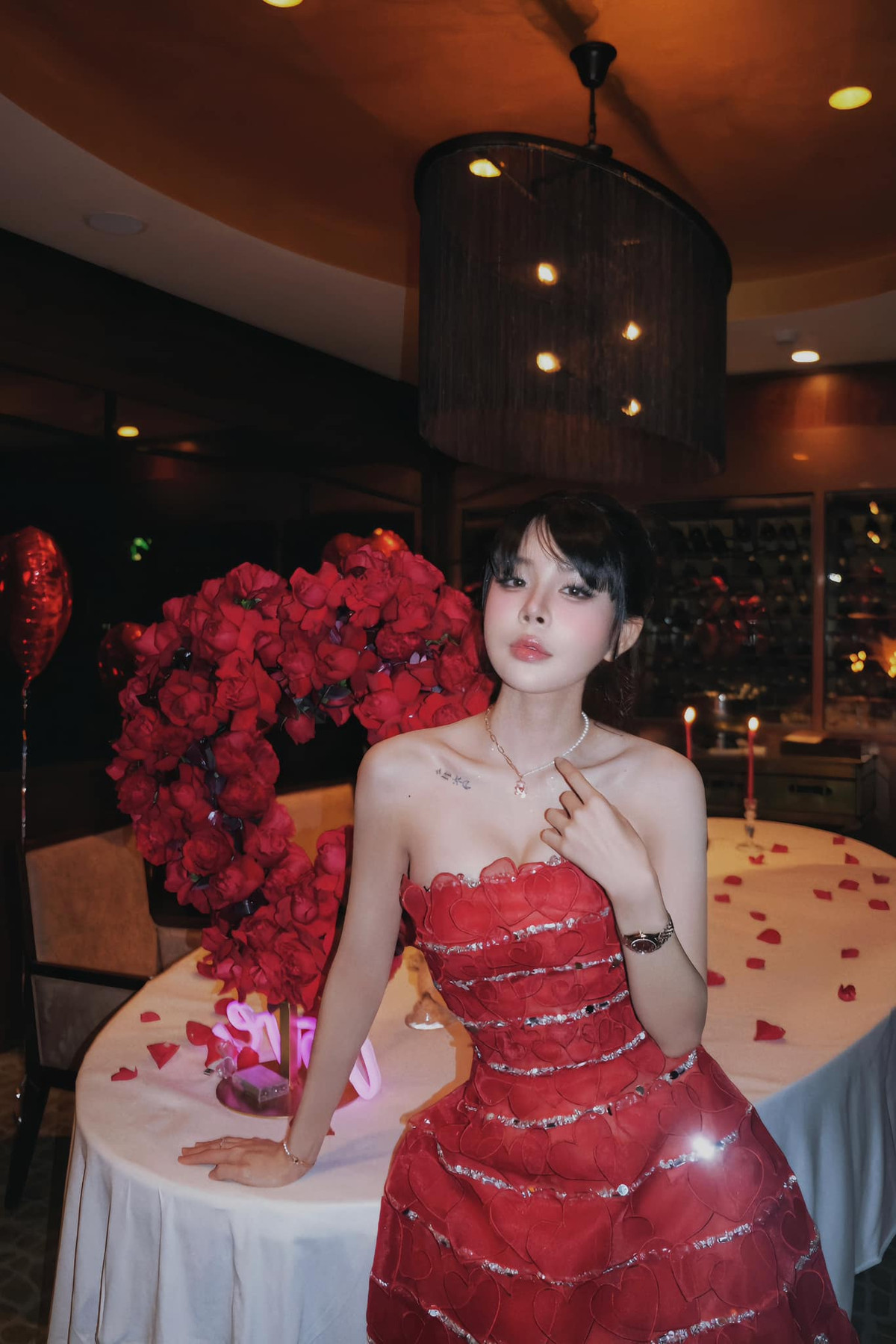 Vào ngày lễ tình nhân năm nay, Bích Hạnh và Văn Thanh cùng đăng tải bộ ảnh xuất hiện tại cùng một nhà hàng, đồng thời mặc đồ đôi.