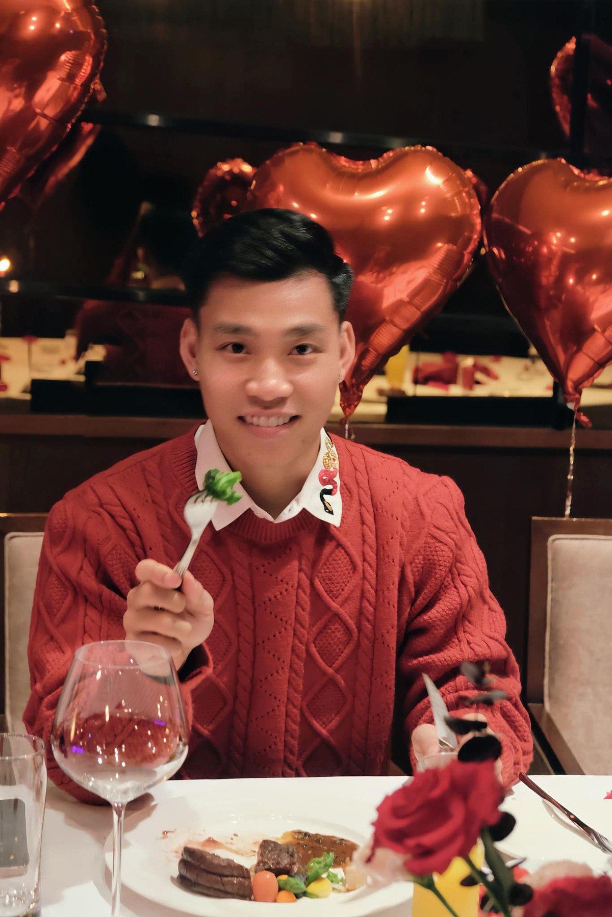 Không đăng ảnh có mặt nhau nhưng nhìn ảnh đều biết mỗi người đi cùng với ai.