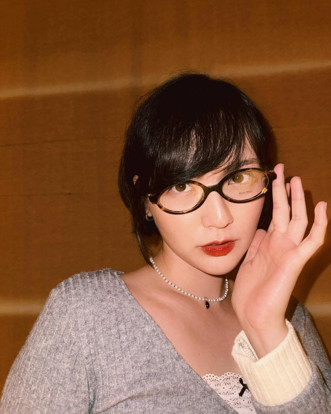 Trong bộ ảnh này, Hải Tú diện áo len ôm sát tông xám với cổ chữ V sâu, kết hợp với chân váy da bóng màu đen. Chiếc váy ngắn cùng với tất da giúp đôi chân thon dài của cô được tôn lên một cách khéo léo.