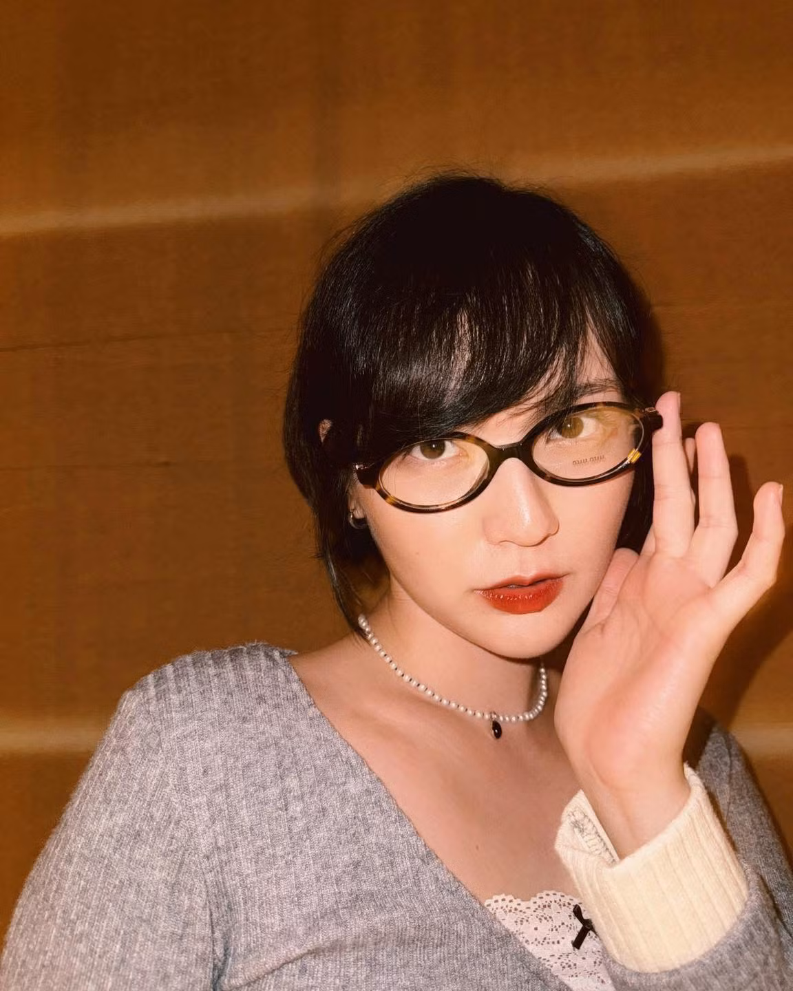 Trong bộ ảnh này, Hải Tú diện áo len ôm sát tông xám với cổ chữ V sâu, kết hợp với chân váy da bóng màu đen. Chiếc váy ngắn cùng với tất da giúp đôi chân thon dài của cô được tôn lên một cách khéo léo.