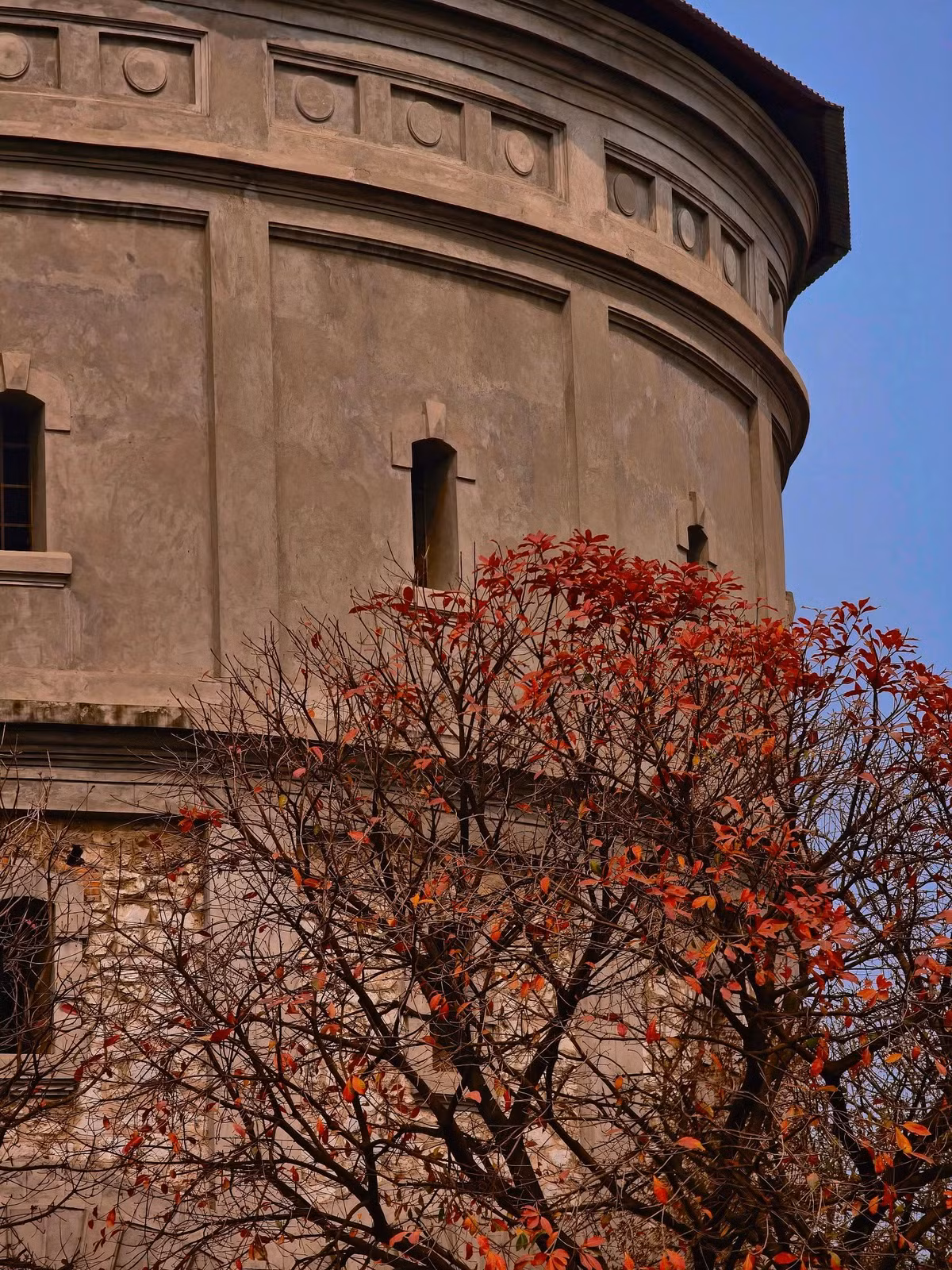 Tháp nước Hàng Đậu – công trình hơn 120 năm tuổi, mang đậm nét kiến trúc Pháp, vốn đã là một biểu tượng cổ kính của thủ đô. Không chỉ sở hữu kiến trúc ấn tượng, tháp nước Hàng Đậu còn trở thành điểm chụp ảnh lý tưởng cho mọi phong cách. (Ảnh: Nam Nguyễn)